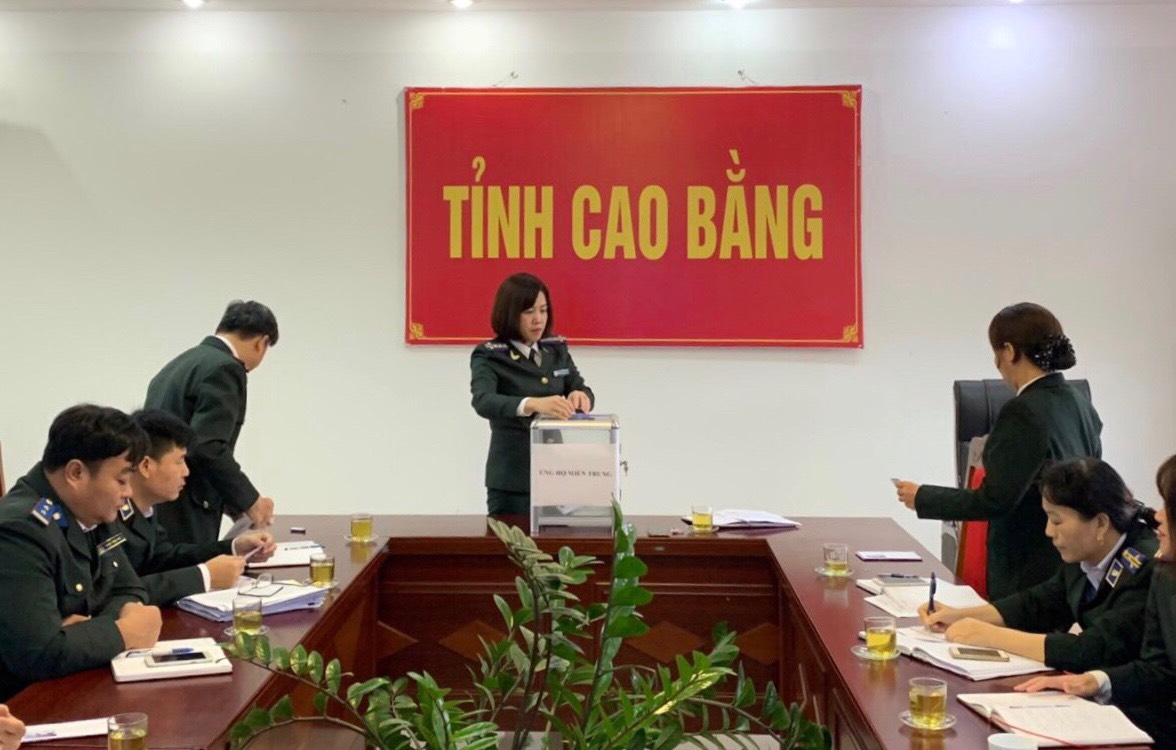 Chung tay ủng hộ đồng bào miền Trung
