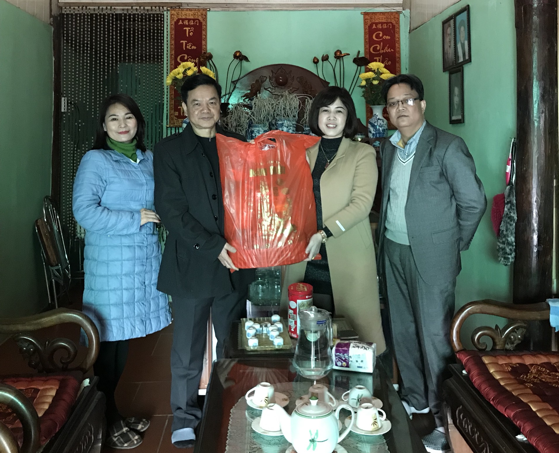 Cục Thi hành án dân sự thăm, chúc Tết nguyên lãnh đạo đã nghỉ hưu