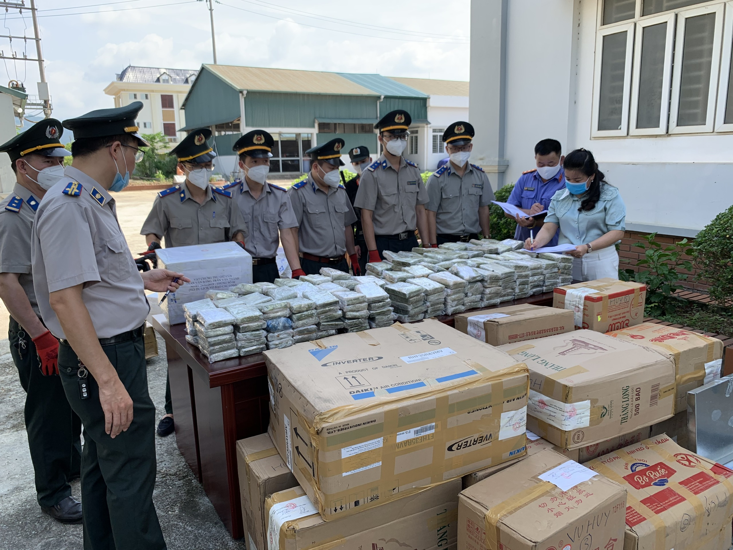 Hội đồng tiêu hủy vật chứng, tài sản Cục Thi hành án dân sự tỉnh Cao Bằng tiêu hủy 288 bánh heroin