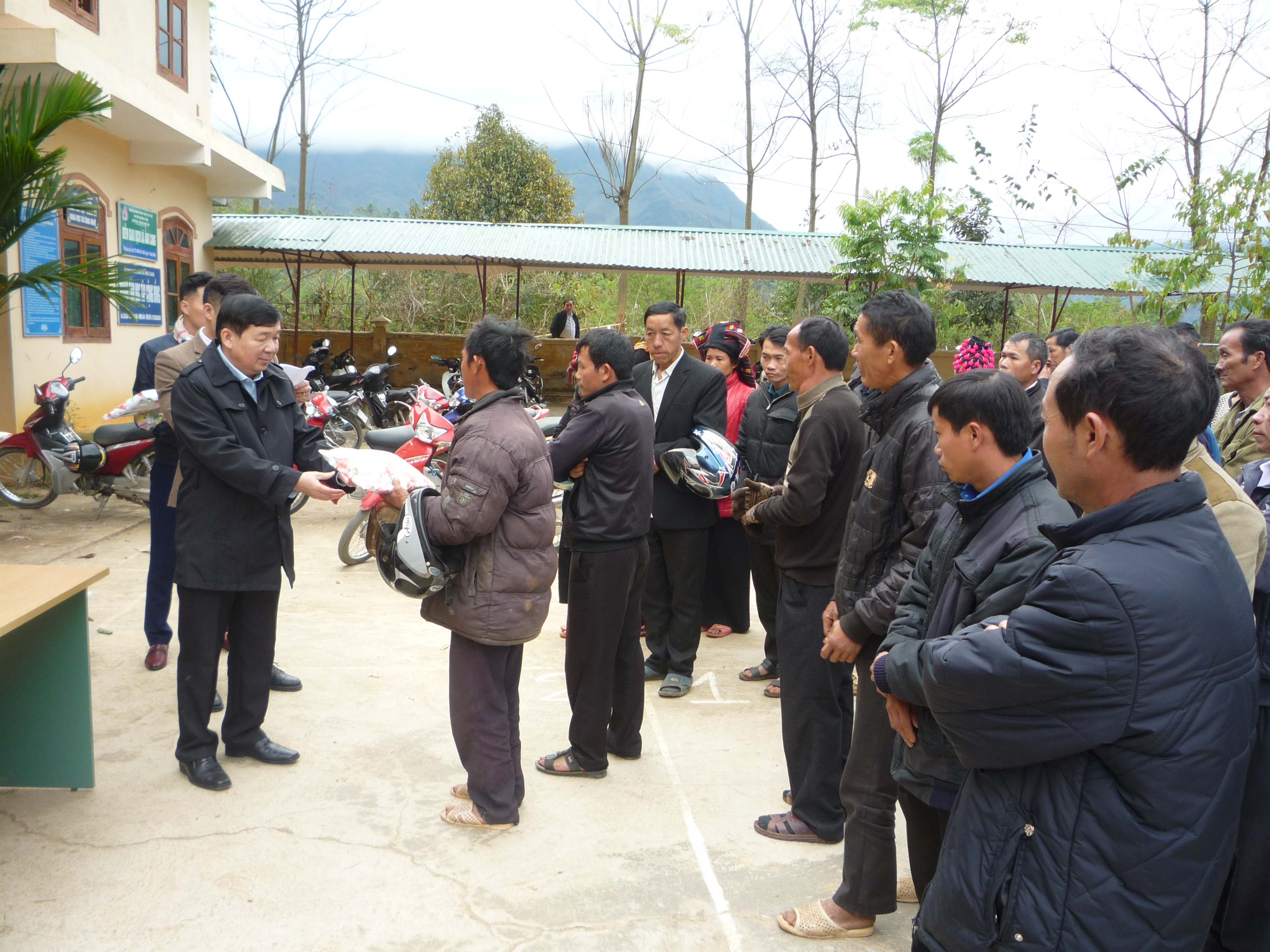 Trong ảnh Cục trưởng: Lường Văn Sương trao quà cho các hộ nghèo xã Ảng Cang