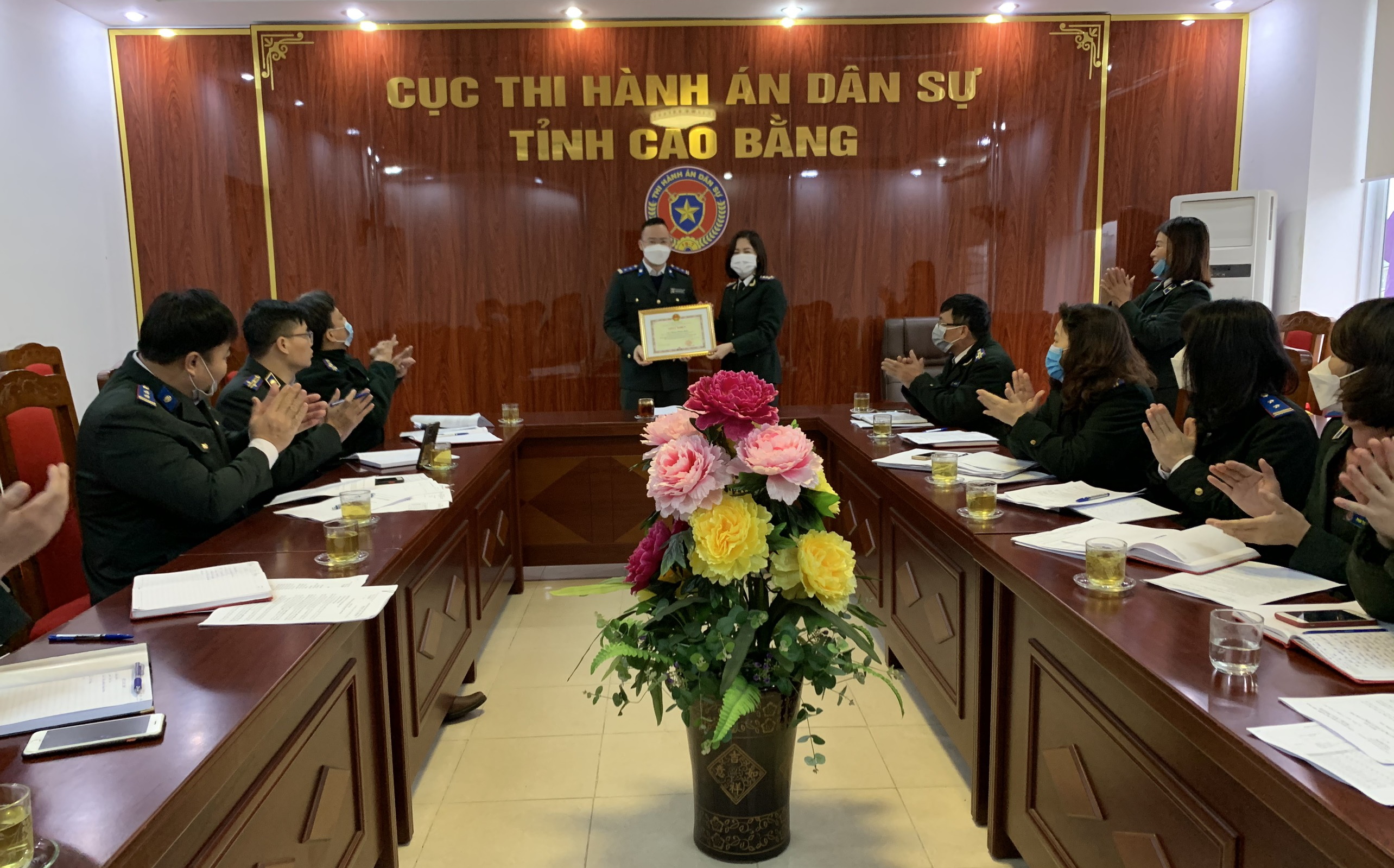 Khen thưởng đột xuất đối với cá nhân có thành tích xuất sắc trong công tác thi hành án dân sự