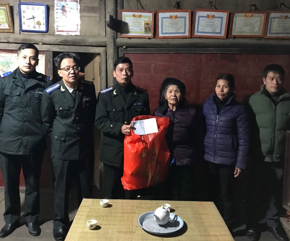 Thăm, tặng quà gia đình chính sách, hộ nghèo tại xã Quang Hán, huyện Trùng Khánh nhân dịp Tết Nguyên đán Quý Mão năm 2023