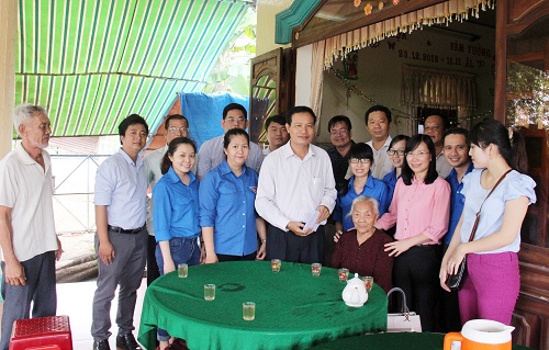 CÔNG ĐOÀN CỤC THADS TP HỒ CHÍ MINH  THĂM VÀ TẶNG QUÀ CHO MẸ VIỆT NAM ANH HÙNG