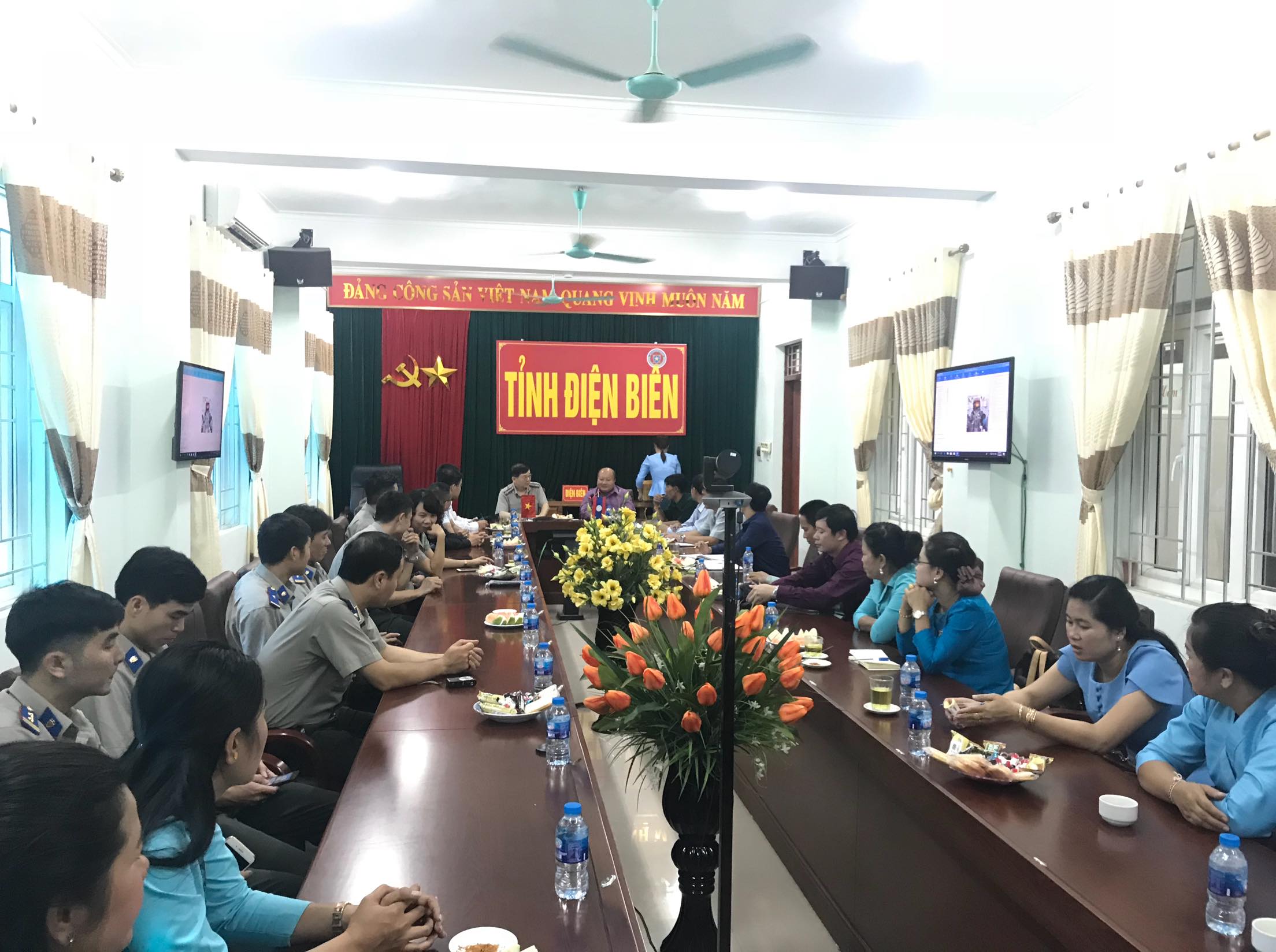 CỤC THI HÀNH ÁN DÂN SỰ TỈNH ĐIỆN BIÊN  TRAO ĐỔI KINH NGHIỆM VỚI  SỞ TƯ PHÁP-  THI HÀNH ÁN DÂN SỰ TỈNH   LUÔNG PHA BANG ( NƯỚC CHDCND LÀO)