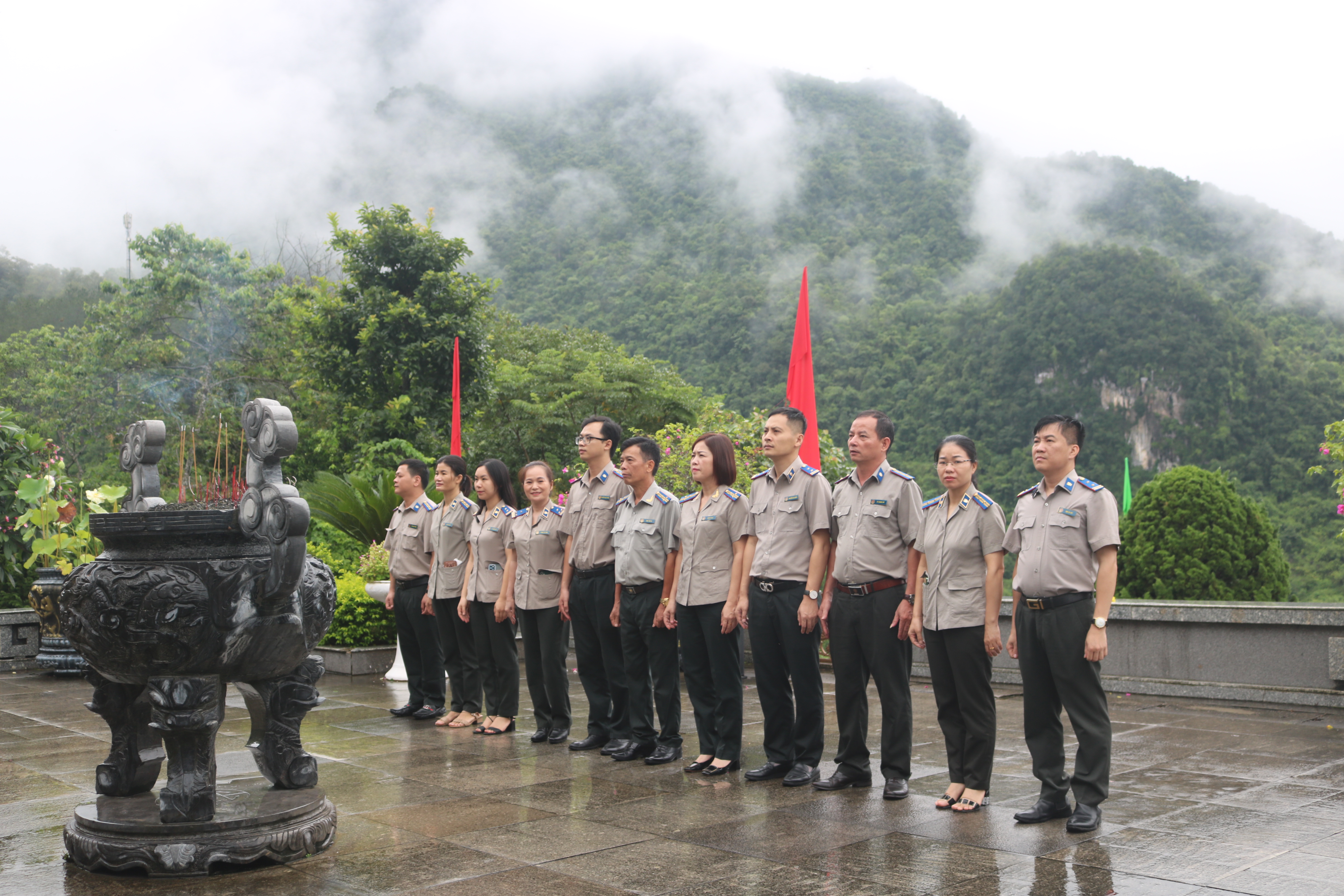 ​Cục Thi hành án dân sự tỉnh Cao Bằng Báo công dâng Bác tại Đền thờ Chủ tịch Hồ Chí Minh thuộc Khu di tích quốc gia đặc biệt Pác Bó,  xã Trường Hà, huyện Hà Quảng, tỉnh Cao Bằng