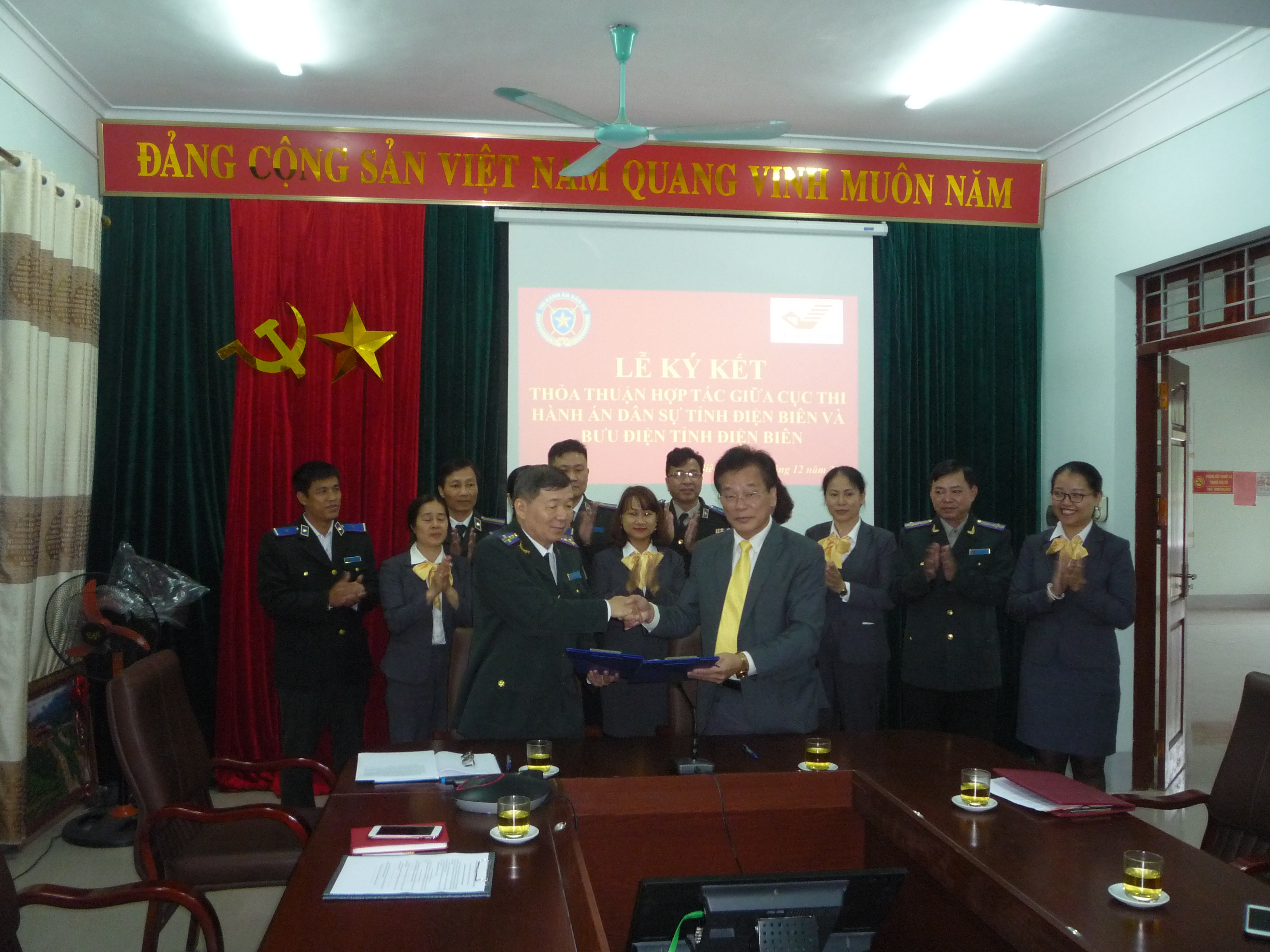 LỄ KÝ KẾT THỎA THUẬN GIỮA CỤC THI HÀNH ÁN DÂN SỰ TỈNH VÀ BƯU ĐIỆN TỈNH ĐIỆN BIÊN