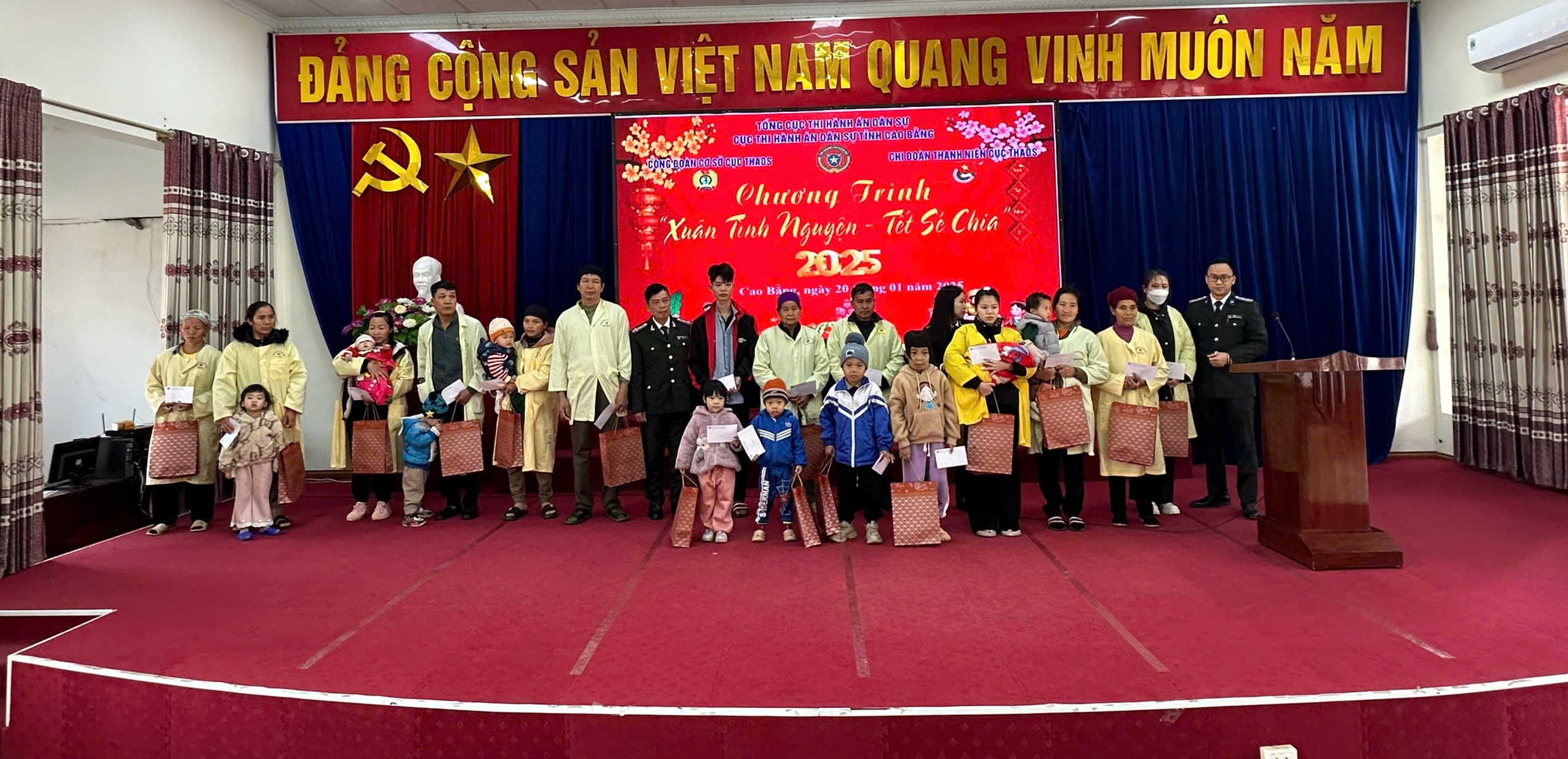 Công đoàn cơ sở và Chi Đoàn thanh niên Cộng sản Hồ Chí Minh Cục Thi hành án dân sự tỉnh Cao Bằng tổ chức Chương trình “Xuân tình nguyện – Tết sẻ chia” tại Bệnh viện đa khoa tỉnh Cao Bằng
