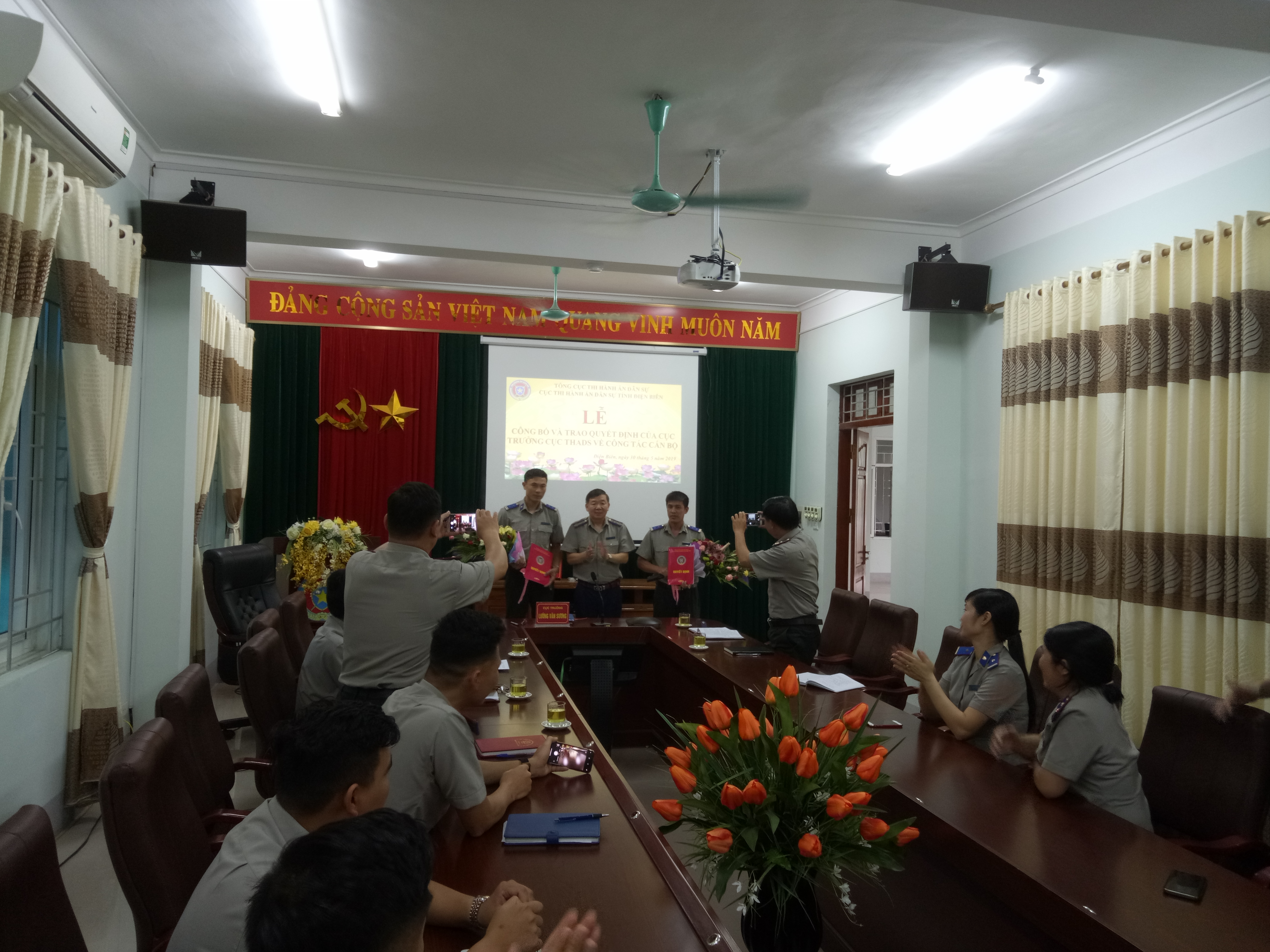 CÔNG BỐ VÀ TRAO QUYẾT ĐỊNH BỔ NHIỆM CHỨC VỤ CHÁNH VĂN PHÒNG VÀ PHÓ CHÁNH VĂN PHÒNG CỤC THADS TỈNH ĐIỆN BIÊN