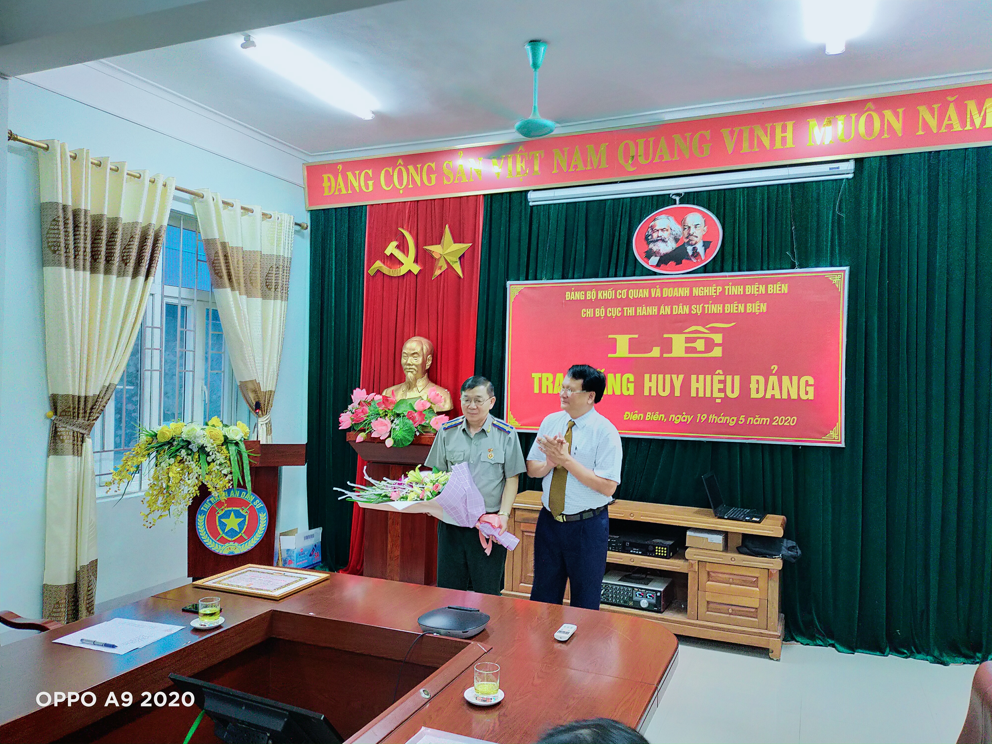 LỄ TRAO TẶNG HUY HIỆU ĐẢNG