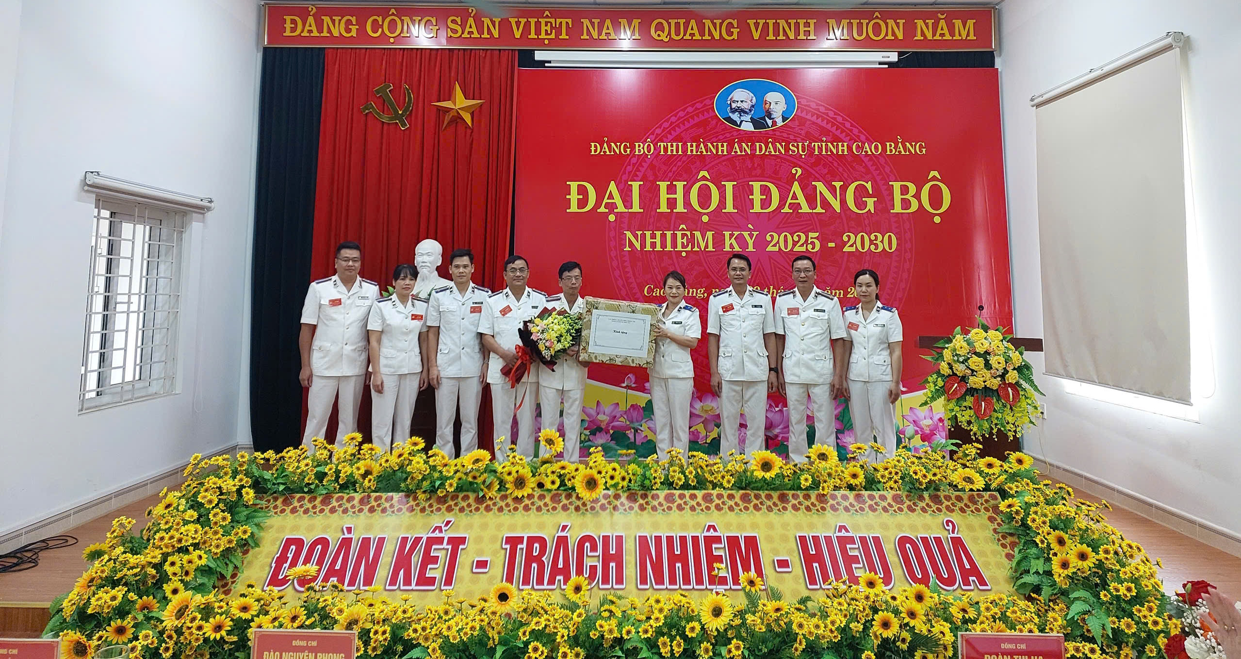 Lễ công bố Quyết định nghỉ hưu đối với đồng chí Đinh Văn Vị, Phó trưởng Thi hành án dân sự tỉnh Cao Bằng