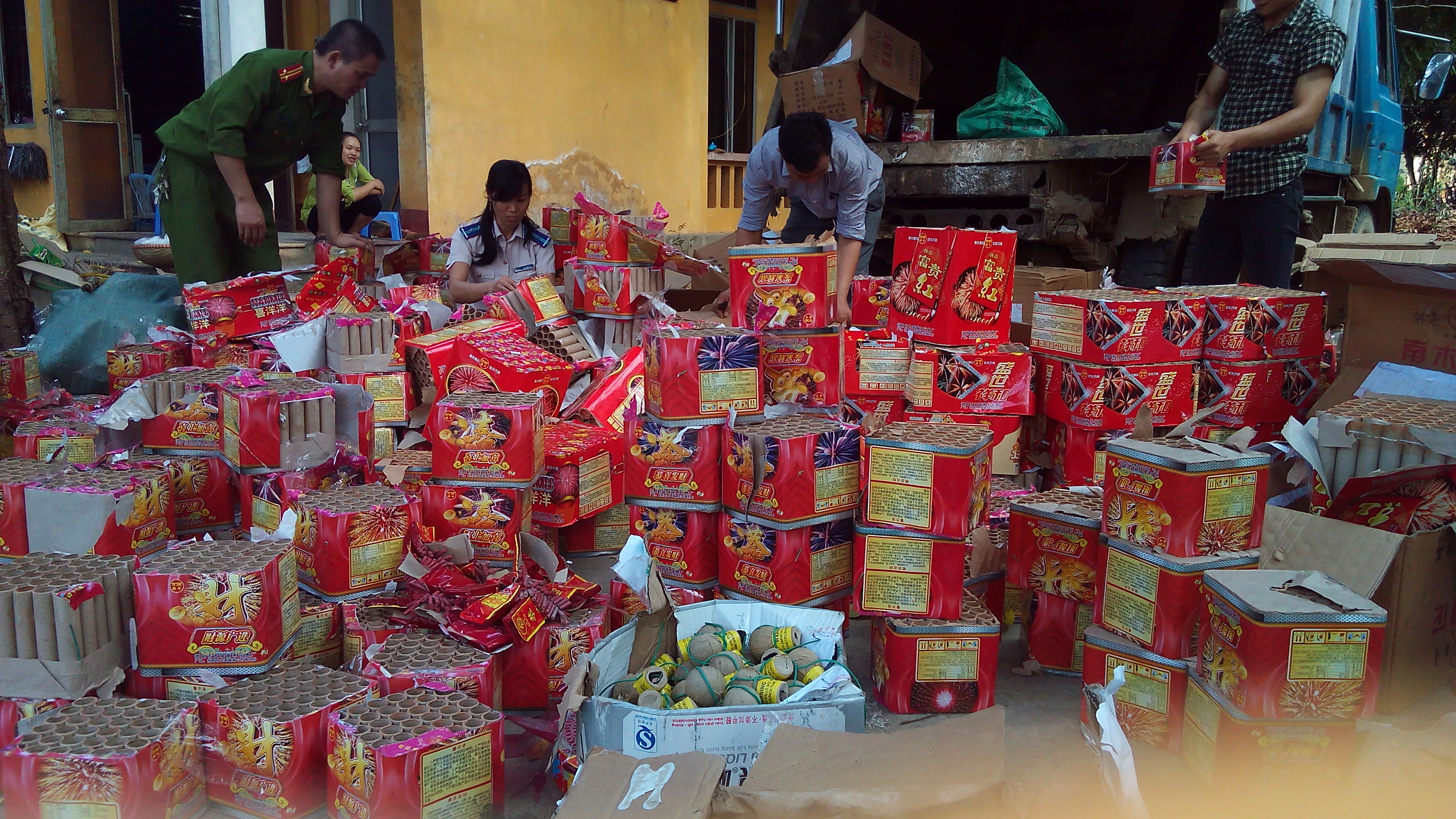 Chi cục Thi hành án dân sự huyện Phục Hòa tổ chức tiêu hủy vật chứng