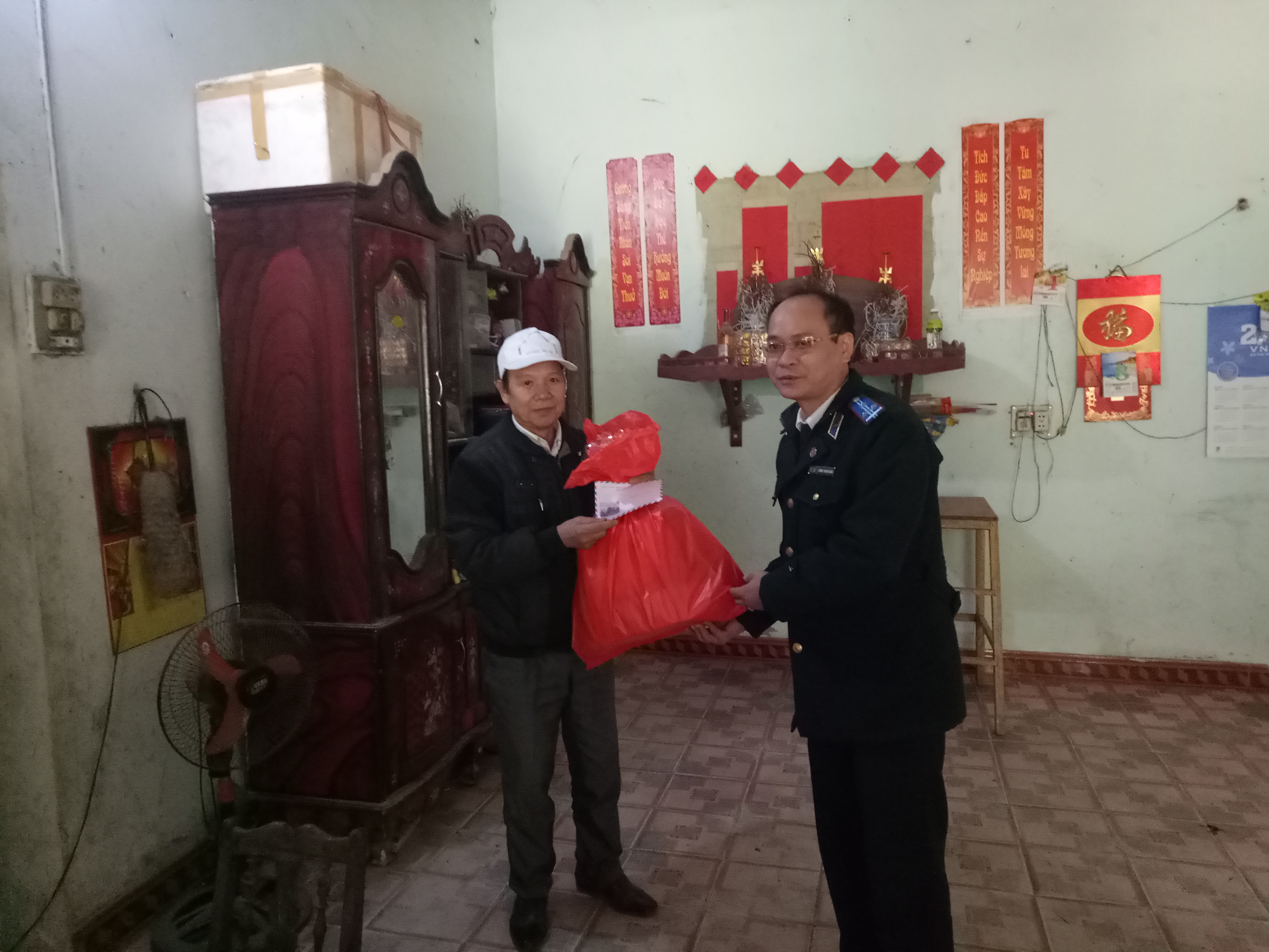 Tặng quà các gia đình chính sách, thương binh nhiễm chất độc da cam tết Mậu Tuât 2018