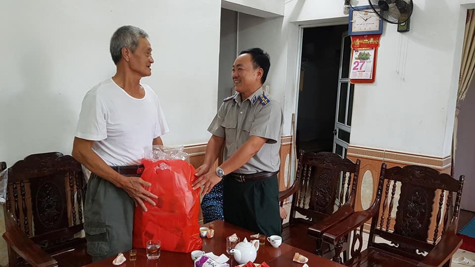 Chi cục Thi hành án dân sự huyện Phục Hòa thăm, tặng quà các gia đình chính sách, người có công nhân dịp Ngày Thương binh - Liệt sỹ 27/7