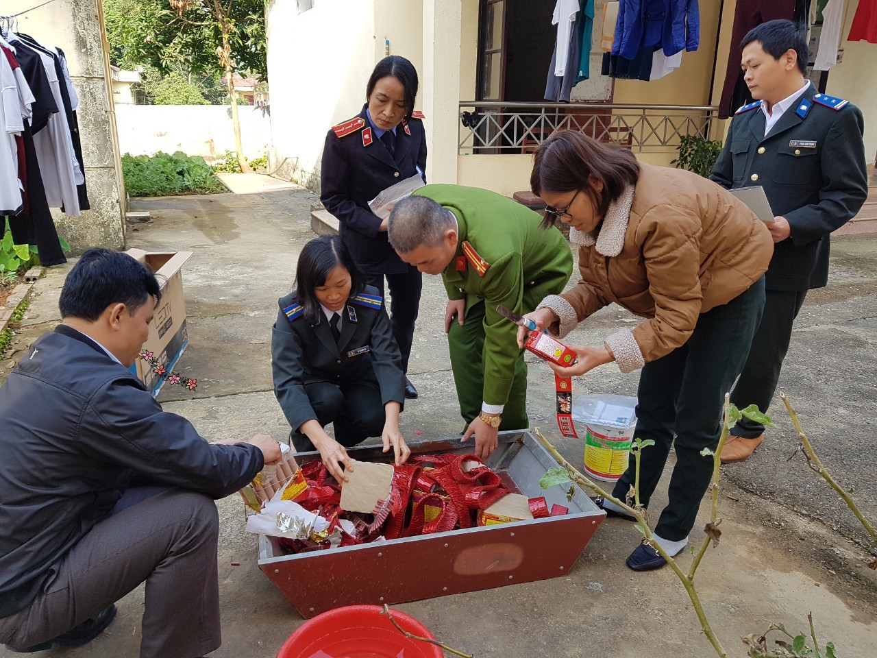 Chi cục Thi hành án dân sự huyện Phục Hòa tổ chức tiêu hủy vật chứng, tài sản