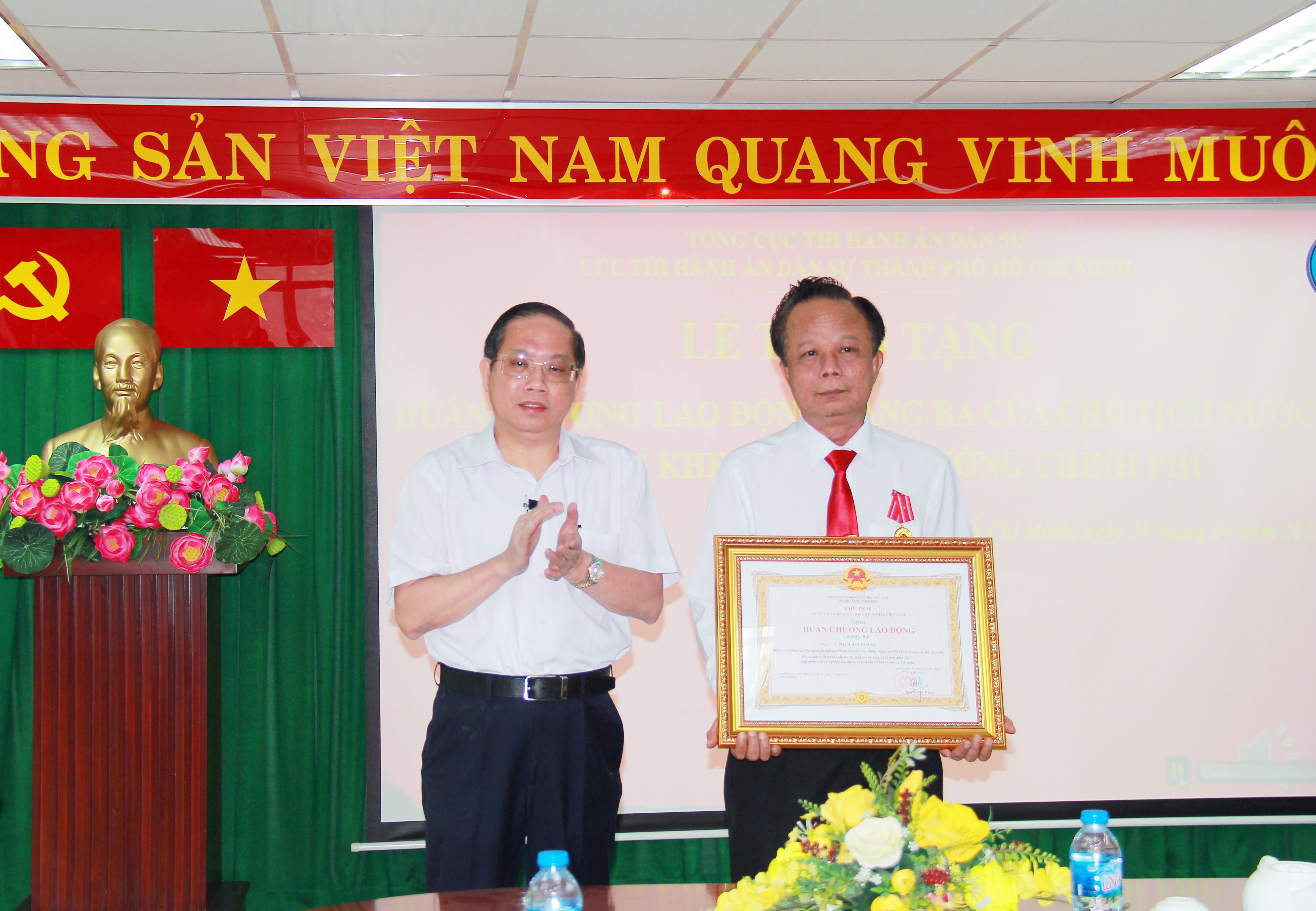 Trao tặng Huân chương lao động, bằng khen  cho các cá nhân có thành tích xuất sắc