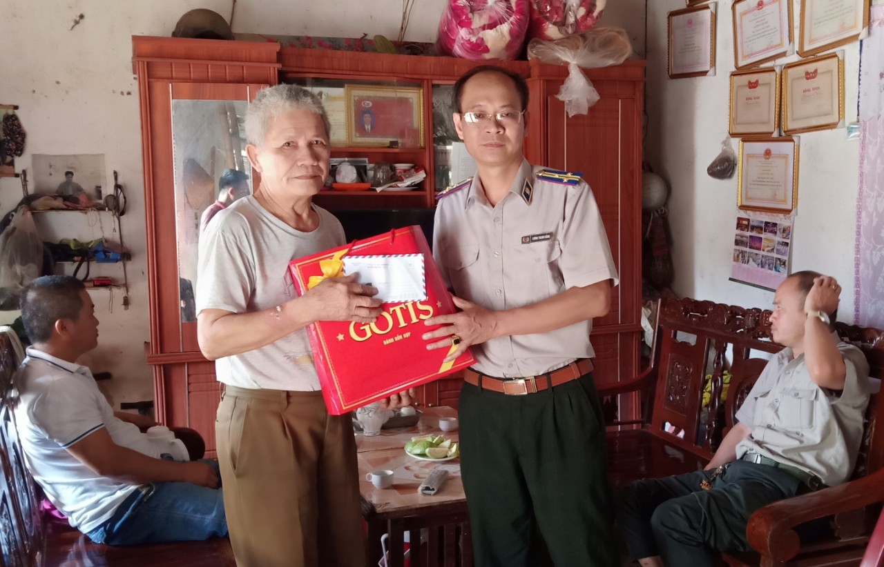 Thăm hỏi, tặng quà thân nhân gia đình thương binh, liệt sỹ nhân ngày Thương binh liệt sỹ 27/7