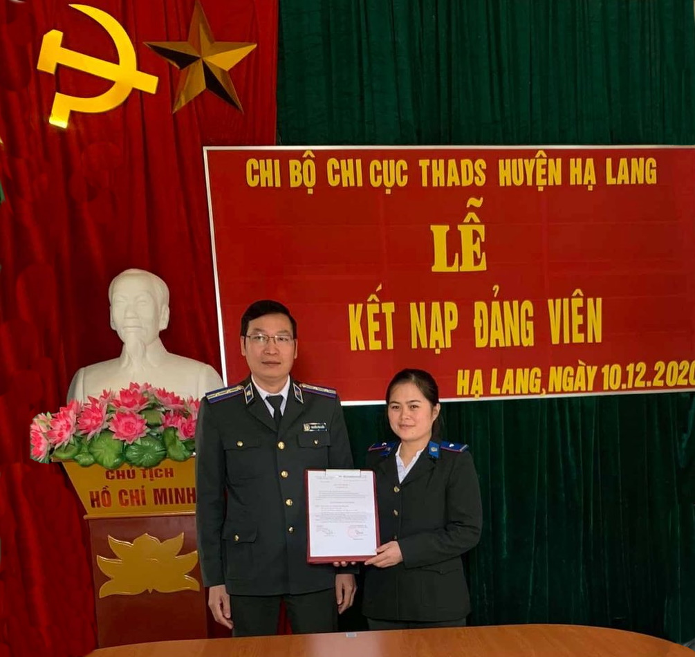 Chi bộ Chi cục Thi hành án dân sự huyện Hạ Lang tổ chức Lễ kết nạp Đảng viên