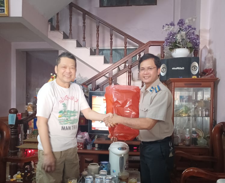 Chi cục THADS thành phố Cao Bằng: Thăm hỏi, tặng quà các đồng chí nguyên là công chức đã nghỉ hưu nhân dịp Kỷ niệm 75 năm Ngày truyền thống Thi hành án dân sự