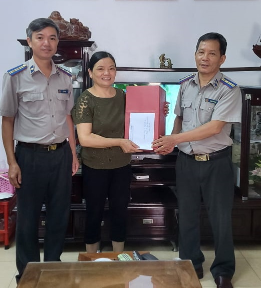 Chi cục THADS huyện Hòa An thăm hỏi, tặng quà các đồng chí công chức đã nghỉ hưu nhân dịp Kỷ niệm 75 năm Ngày truyền thống Thi hành án dân sự (19/7/1946 – 19/7/2021)