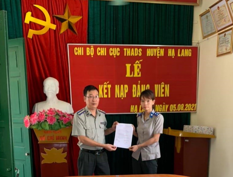 Chi bộ Chi cục Thi hành án dân sự huyện Hạ Lang tổ chức Lễ kết nạp Đảng viên năm 2021