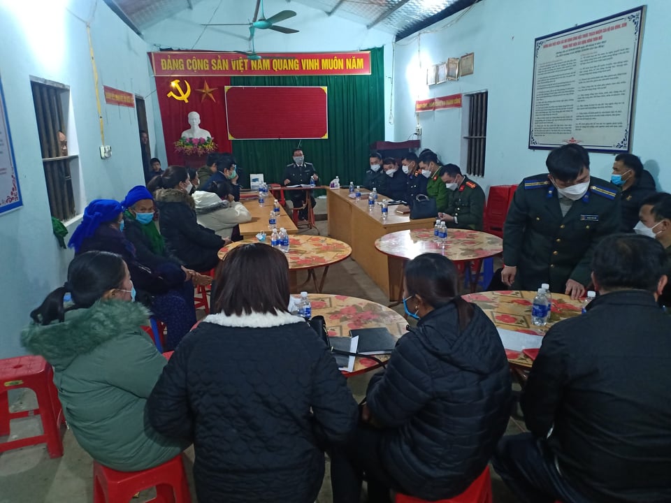 Chi cục Thi hành án dân sự huyện Hạ Lang tổ chức thành công giao người chưa thành niên cho người được giao nuôi dưỡng theo Bản án của Tòa án