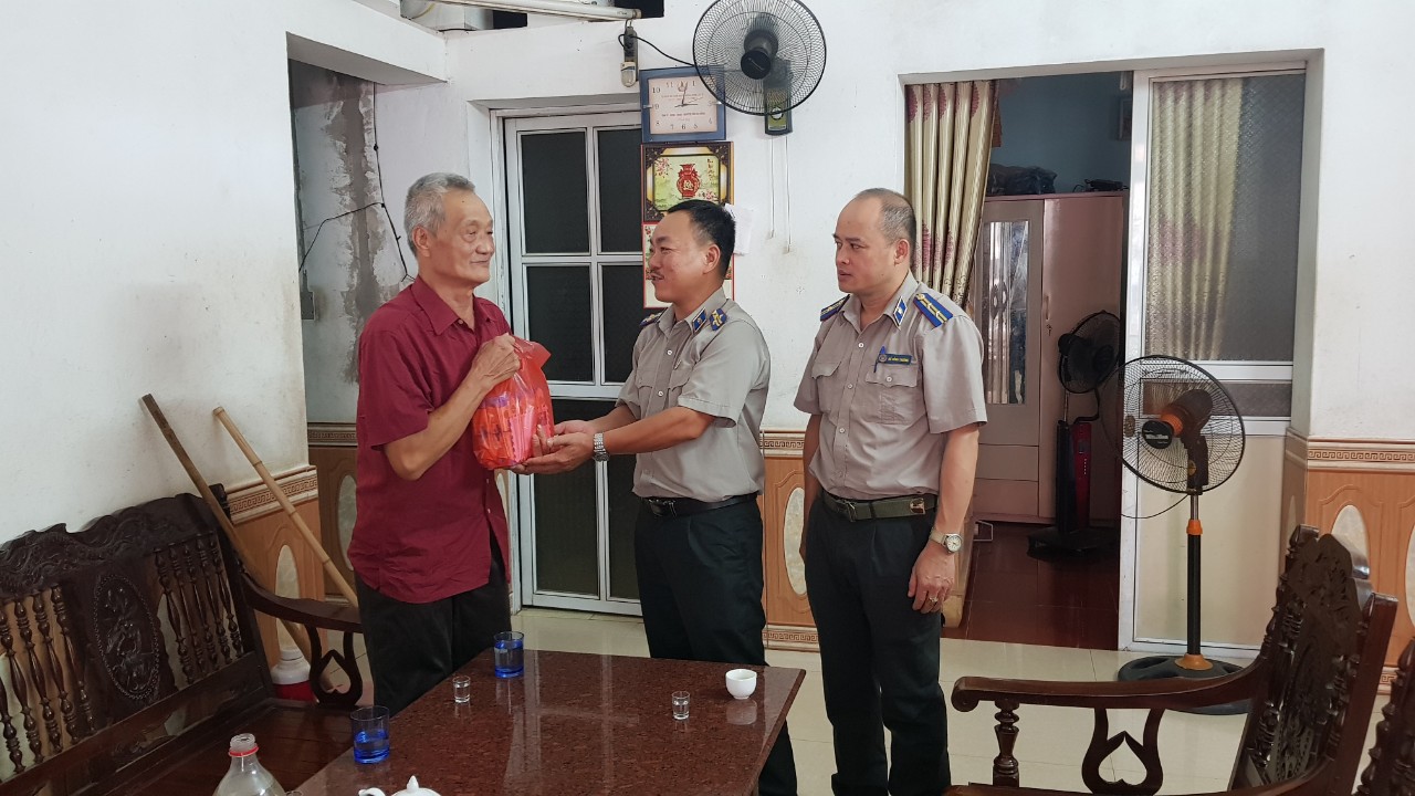 Chi cục Thi hành án dân sự huyện Quảng Hòa Thăm, tặng quà các gia đình thương, bệnh binh nhân ngày Thương binh, liệt sĩ 27/7