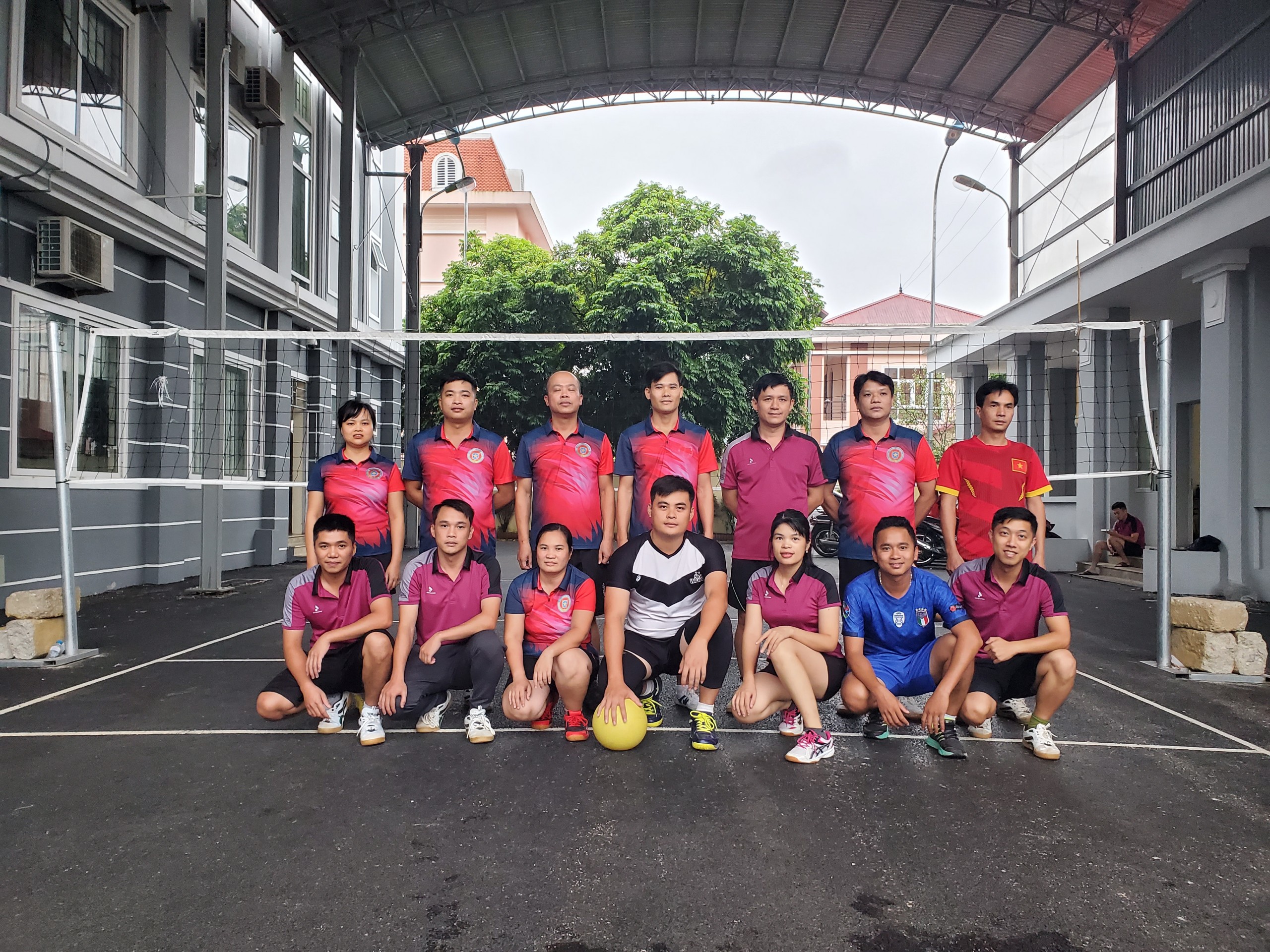 Giao lưu bóng chuyền hơi giữa Chi cục THADS và Cơ quan THAHS Công an huyện Thạch An