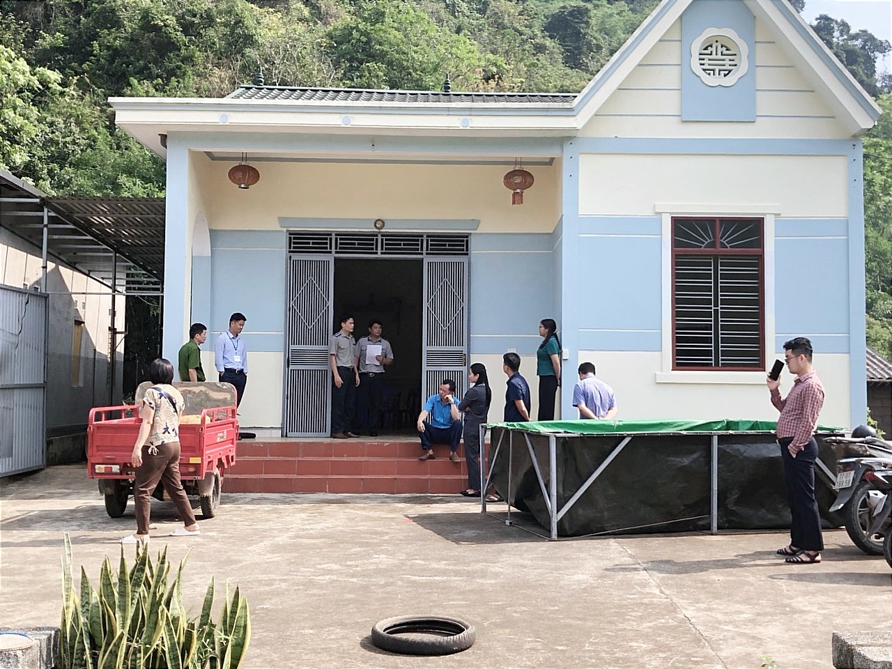 Chi cục Thi hành án dân sự huyện Thạch An tổ chức giao nhà và tài sản trên đất cho người được thi hành án.