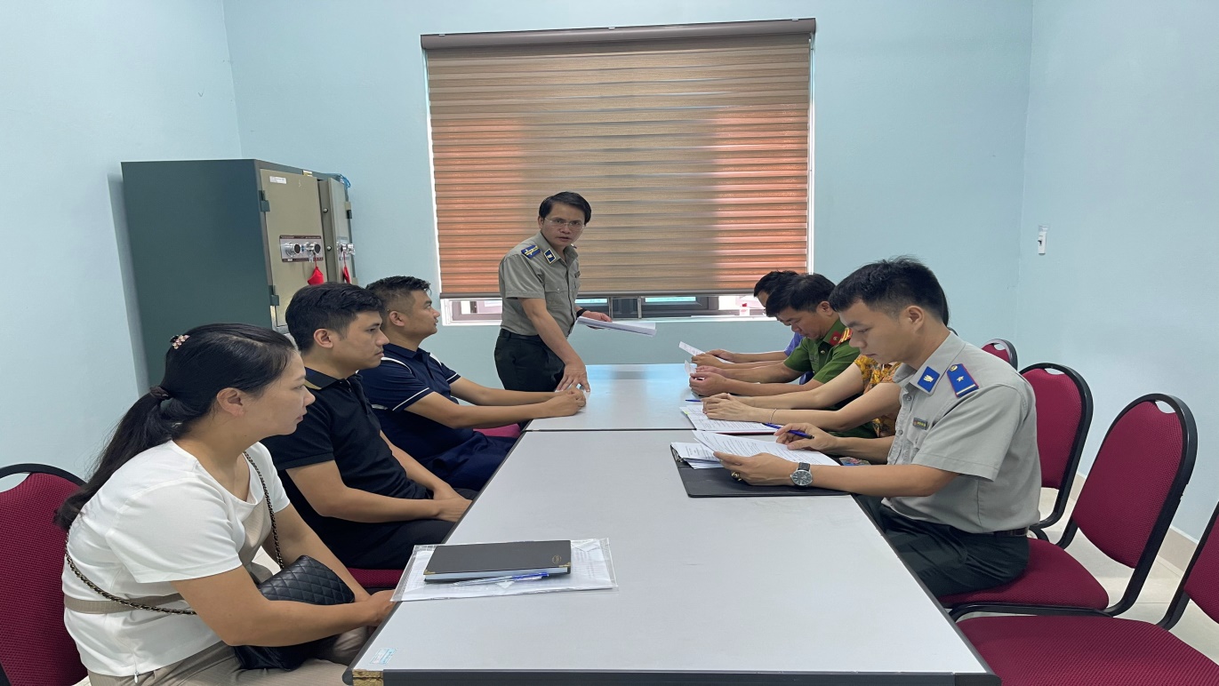 Chi cục Thi hành án dân sự thành phố Cao Bằng tiêu huỷ hơn 1,6 tấn thuốc bảo vệ thực vật có chứa hoạt chất Paraquat và Glyphosate.