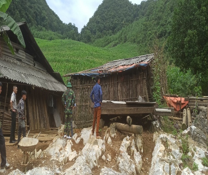 Chi cục Thi hành án dân sự huyện Hà Quảng phối hợp với UBND xã Yên Sơn, huyện Hà Quảng; UBND xã Hồng An, huyện Bảo Lạc tổ chức giao vật chứng tuyên tịch thu sung công