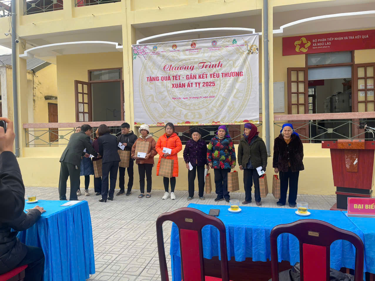 Chi cục THADS huyện Hòa An tặng quà Tết cho các hộ có hoàn cảnh khó khăn tại xã Ngũ Lão, huyện Hòa An, tỉnh Cao Bằng