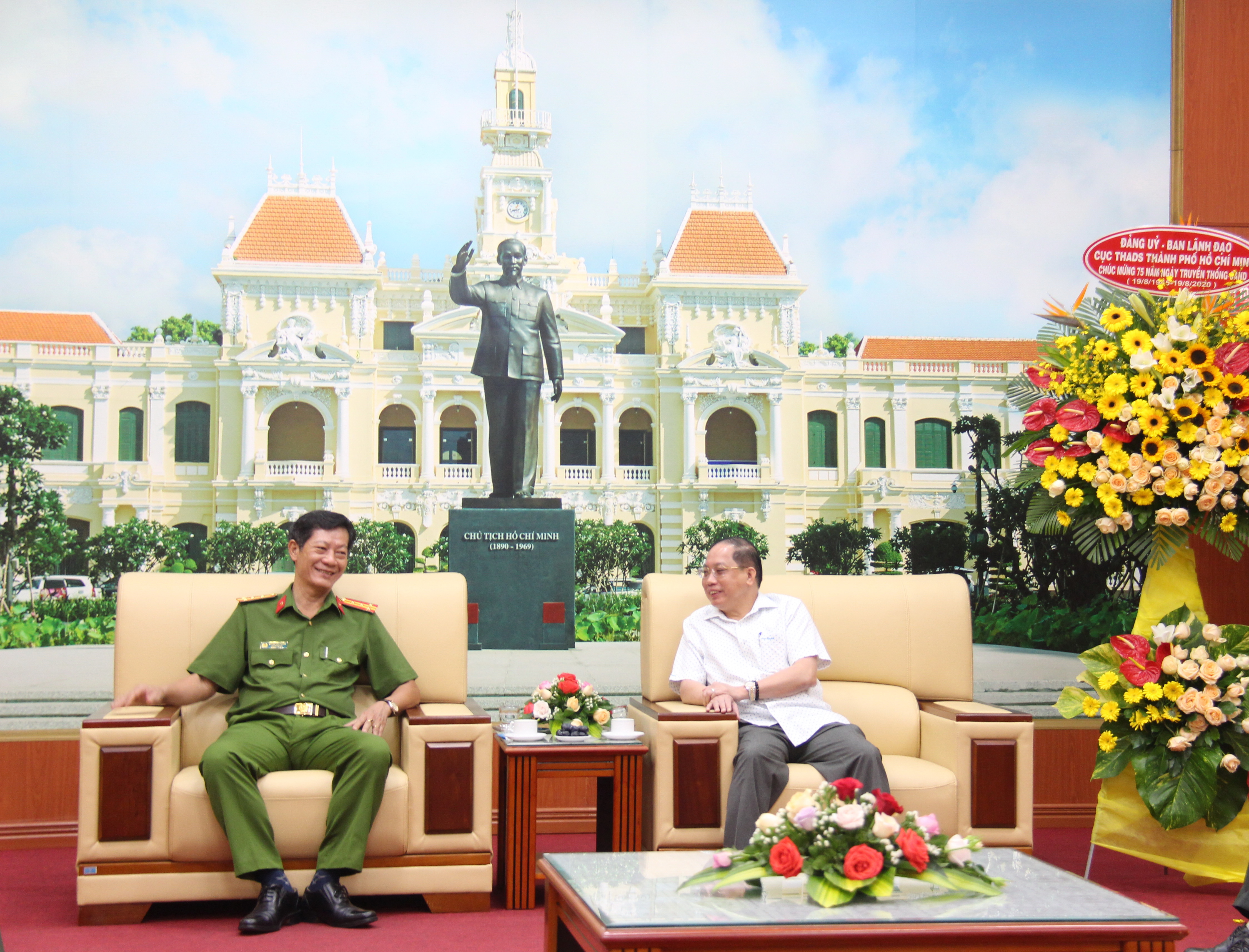 Lãnh đạo Cục THADS thành phố chúc mừng Công an thành phố nhân dịp kỷ niệm 75 năm ngày truyền thống