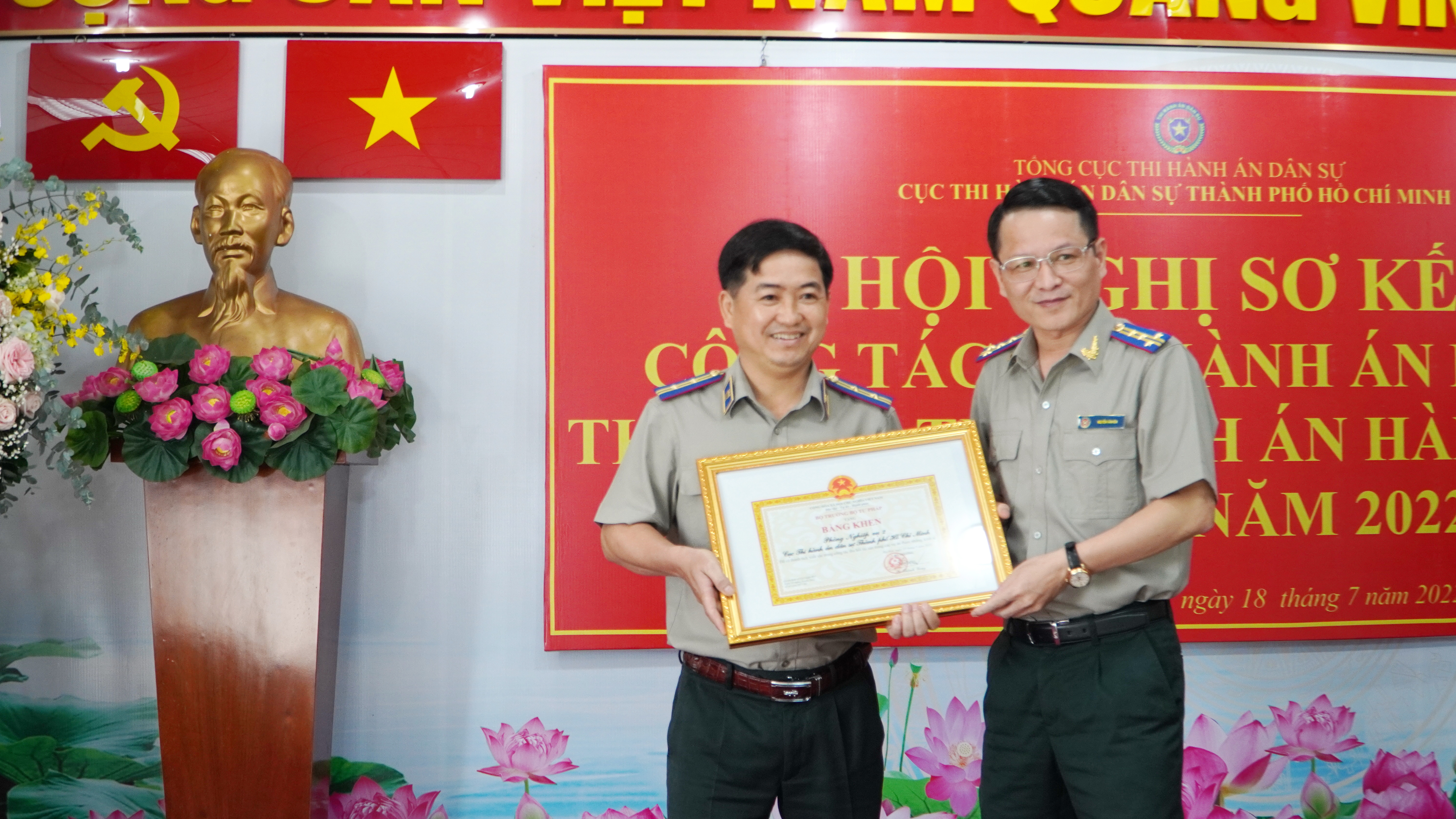 KỶ NIỆM 76 NĂM NGÀY TRUYỀN THỐNG THADS (19/7/1946 - 19/7/2022): NHIỀU TẬP THỂ VÀ CÁ NHÂN CÁC CƠ QUAN THADS CỦA TP.HCM NHẬN KHEN THƯỞNG TRONG NGÀY TRUYỀN THỐNG