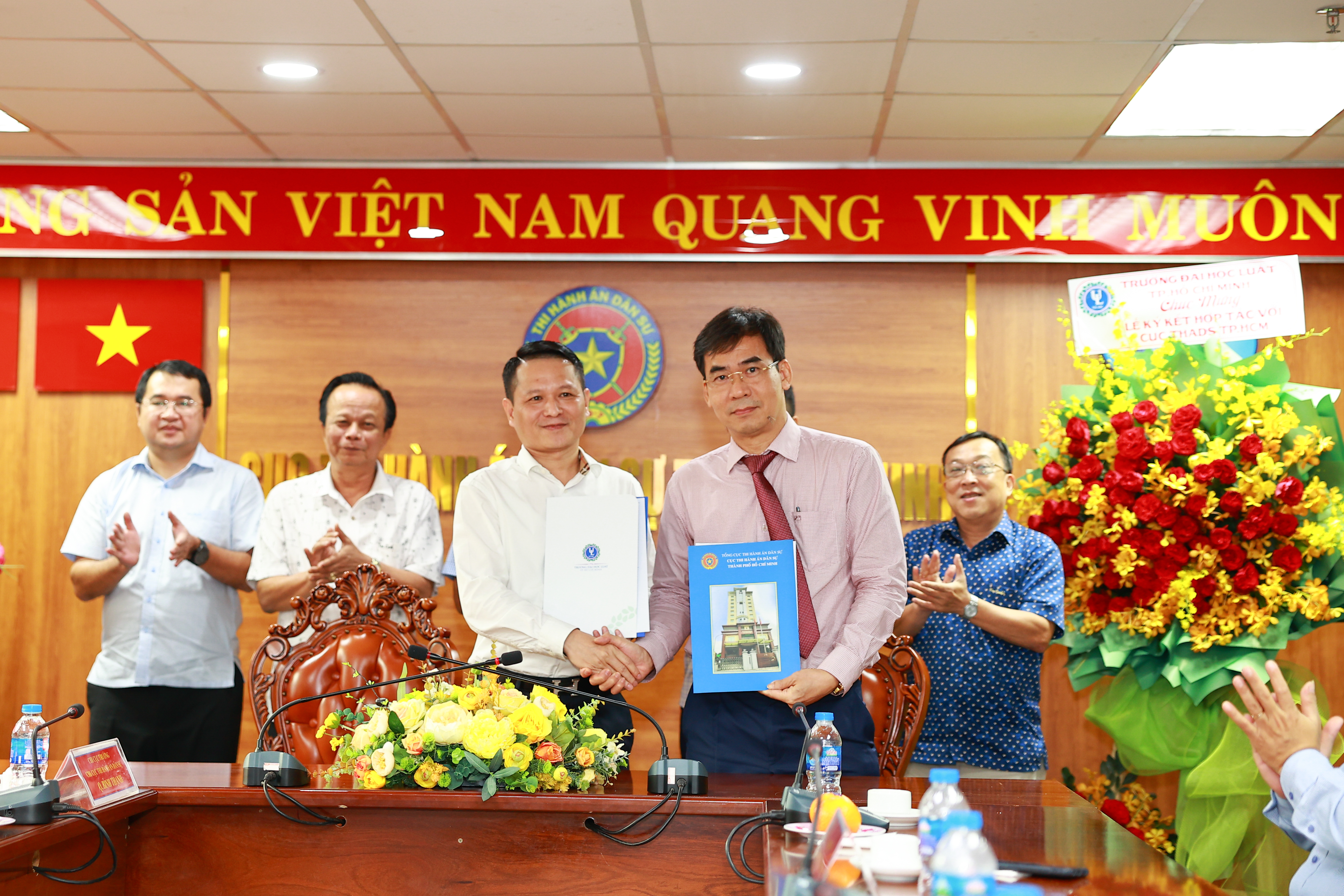 CỤC THADS THÀNH PHỐ HỒ CHÍ MINH VỚI TRƯỜNG ĐẠI HỌC LUẬT TP HCM: ký kết hợp tác phát triển nhân lực cho công tác thi hành án