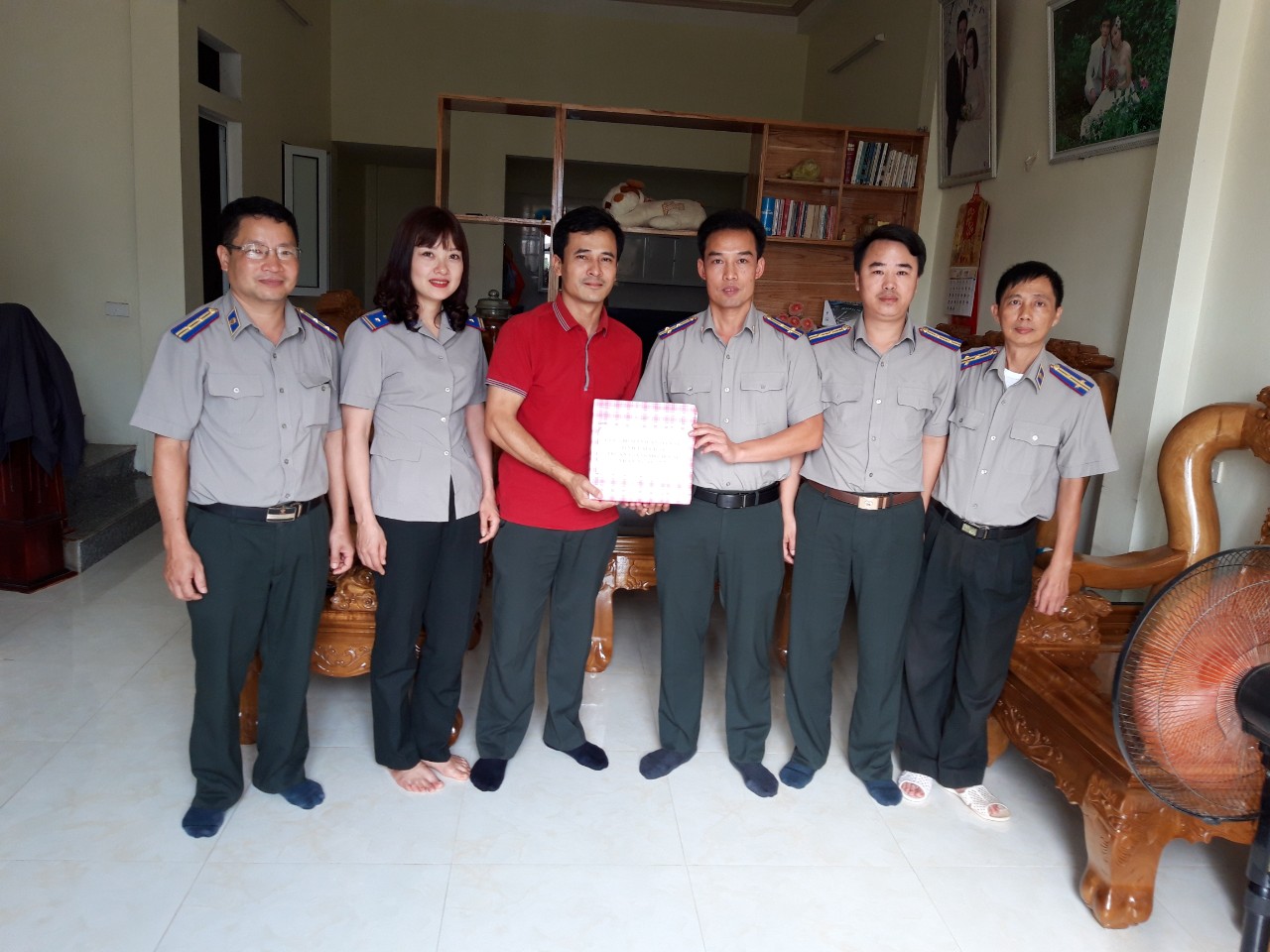 Cục Thi hành án dân sự tỉnh Lai Châu: Thăm hỏi, tặng quà gia đình liệt sĩ nhân kỷ niệm 71 năm Ngày Thương binh, Liệt sĩ (27/7/1947-27/7/2018)