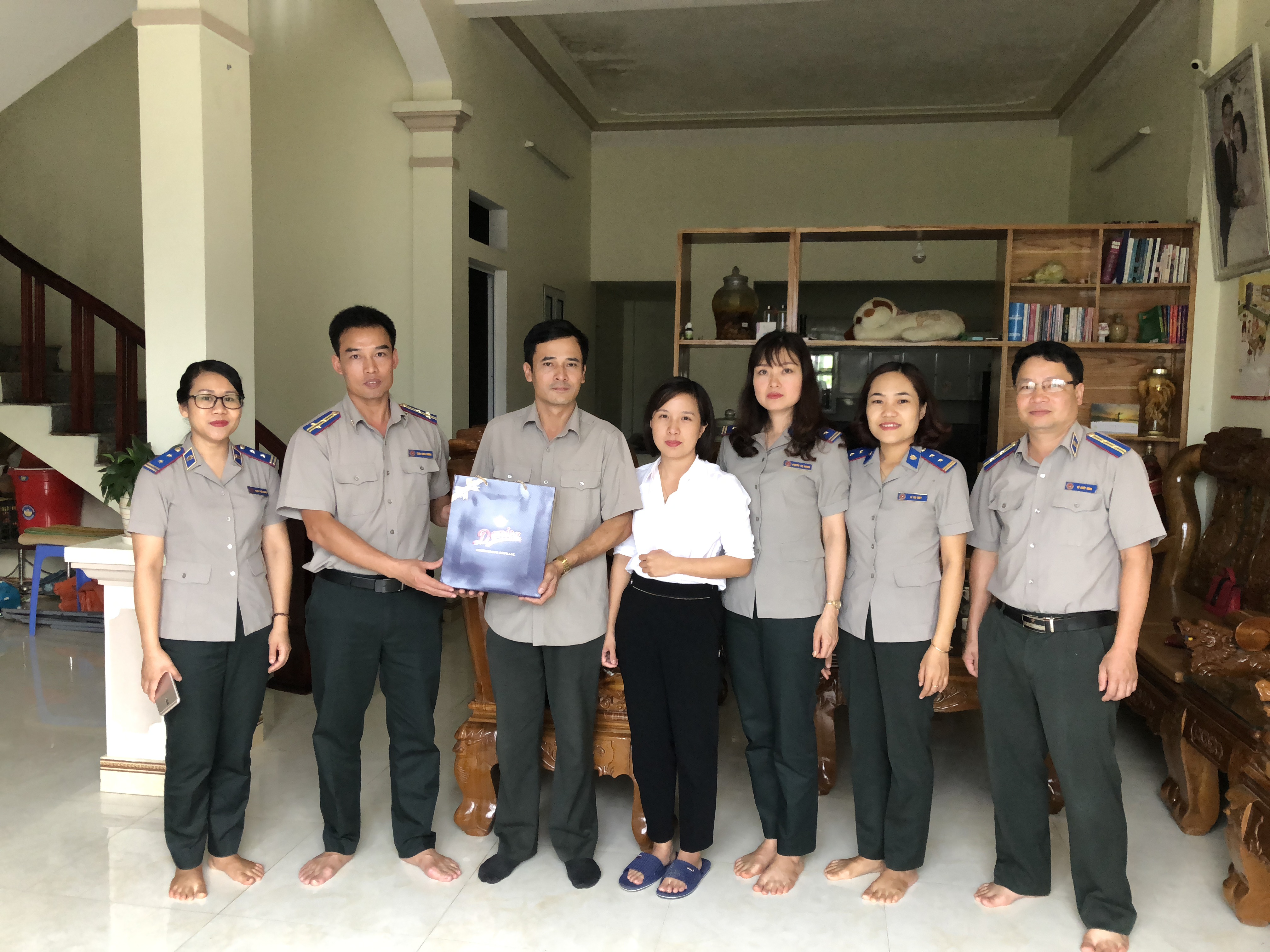 Cục Thi hành án dân sự tỉnh Lai Châu thăm hỏi và tặng quà các gia đình thương binh, liệt sĩ nhân dịp kỷ niệm 72 năm Ngày thương binh, liệt sĩ năm 2019.