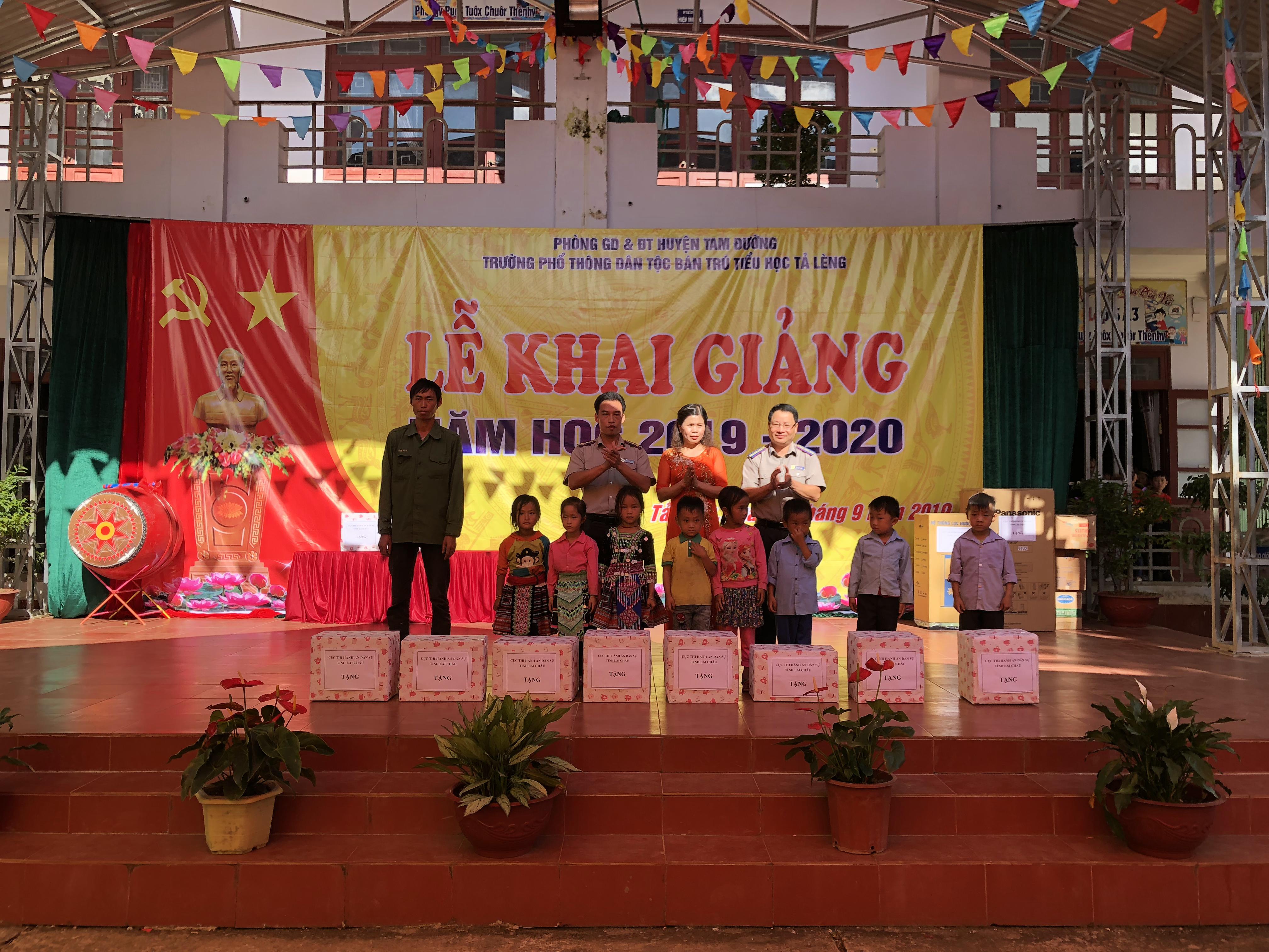 CỤC THI HÀNH ÁN DÂN SỰ TỈNH LAI CHÂU TỔ CHỨC TẶNG QUÀ CHO CÁC EM HỌC SINH NGHÈO VƯỢT KHÓ TẠI LỄ KHAI GIẢNG NĂM HỌC 2019 - 2020