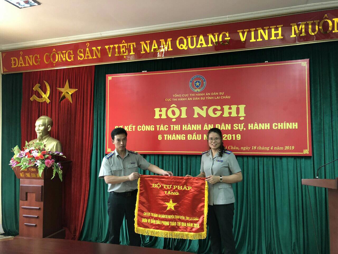NỮ CHI CỤC TRƯỞNG TẬN TÂM VỚI NGHỀ