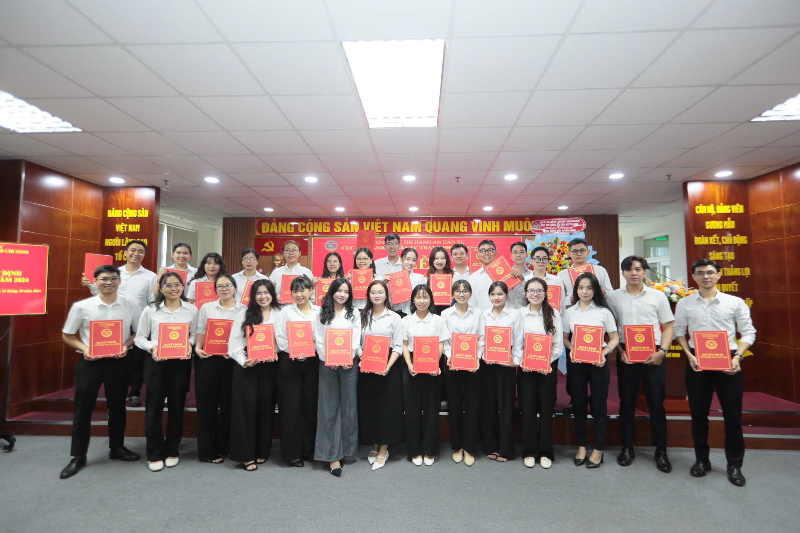 Cục THADS Thành phố tổ chức Lễ công bố, trao quyết định tuyển dụng công chức năm 2024