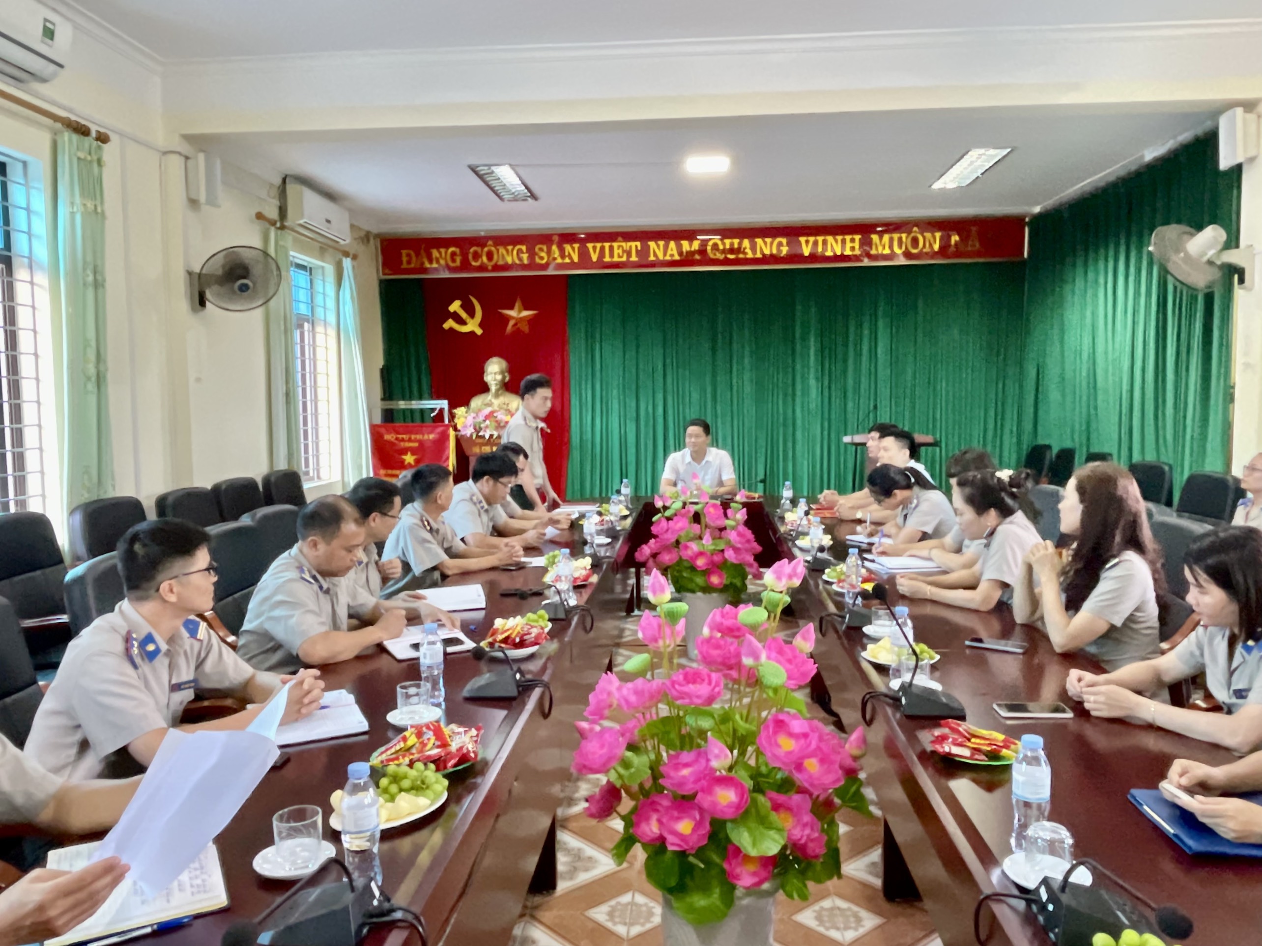 Đồng chí Vũ Mạnh Hà, Ủy viên dự khuyết Trung ương Đảng khóa XIII, Phó Bí thư Tỉnh ủy thăm và làm việc với Cục Thi hành án dân sự tỉnh Lai Châu