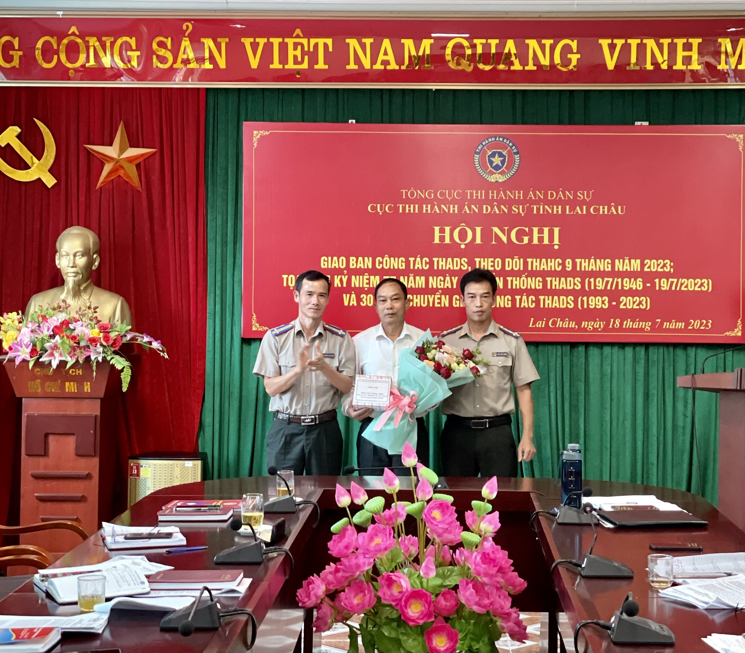 Chia tay đồng chí Vũ Trọng Chính – Phó Chi cục trưởng Chi cục  Thi hành án dân sự huyện Sìn Hồ nghỉ chế độ hưu trí theo quy định