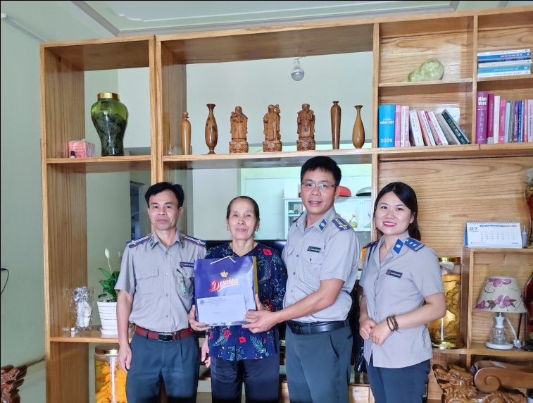 Cục Thi hành án dân sự tỉnh Lai Châu tổ chức thăm hỏi, tặng quà các gia đình chính sách nhân Ngày Thương binh - Liệt sĩ 27/7