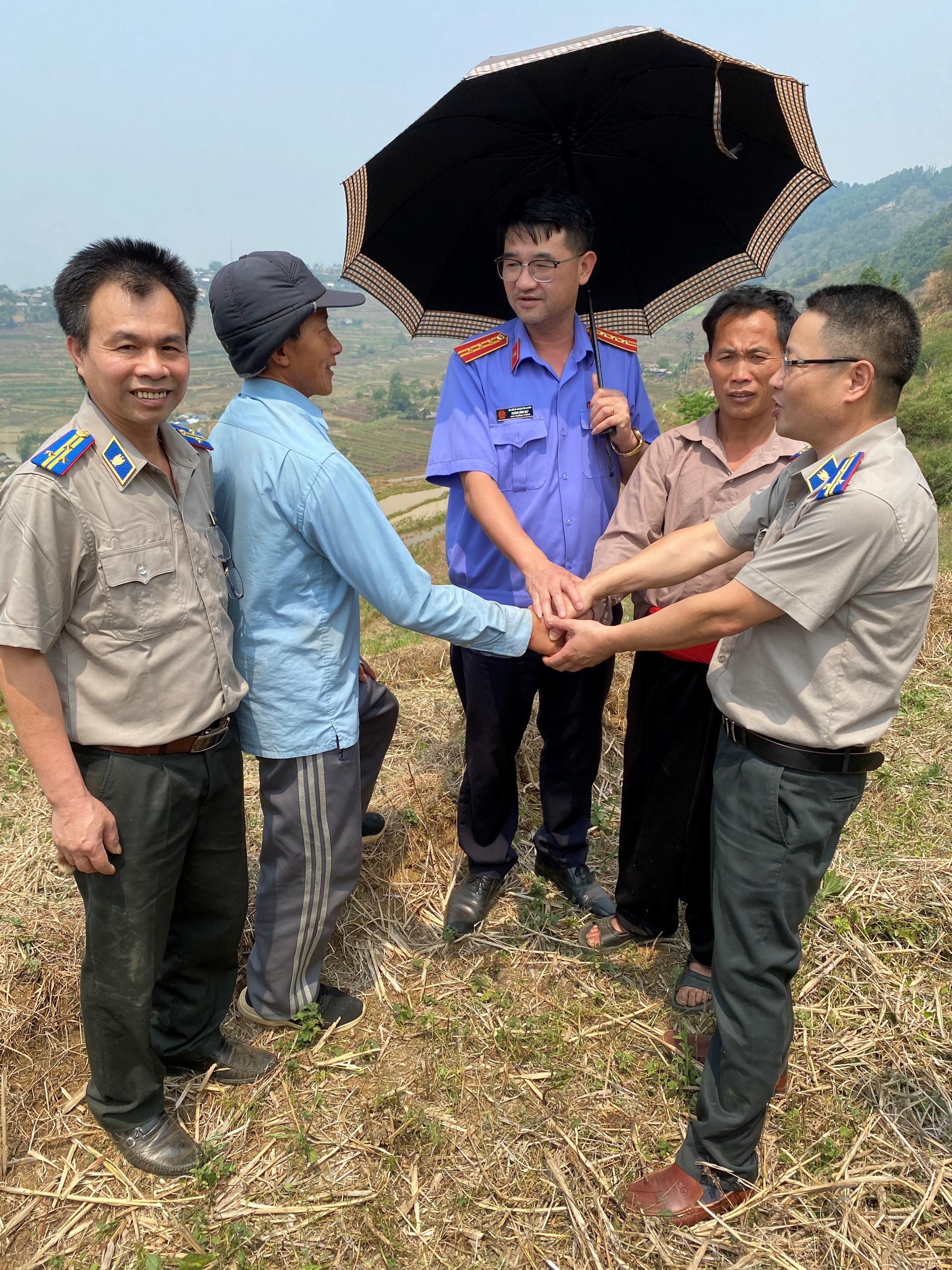 Cục Thi hành án dân sự tỉnh Lai Châu tổ chức  giao quyền sử dụng đất cho người được thi hành án