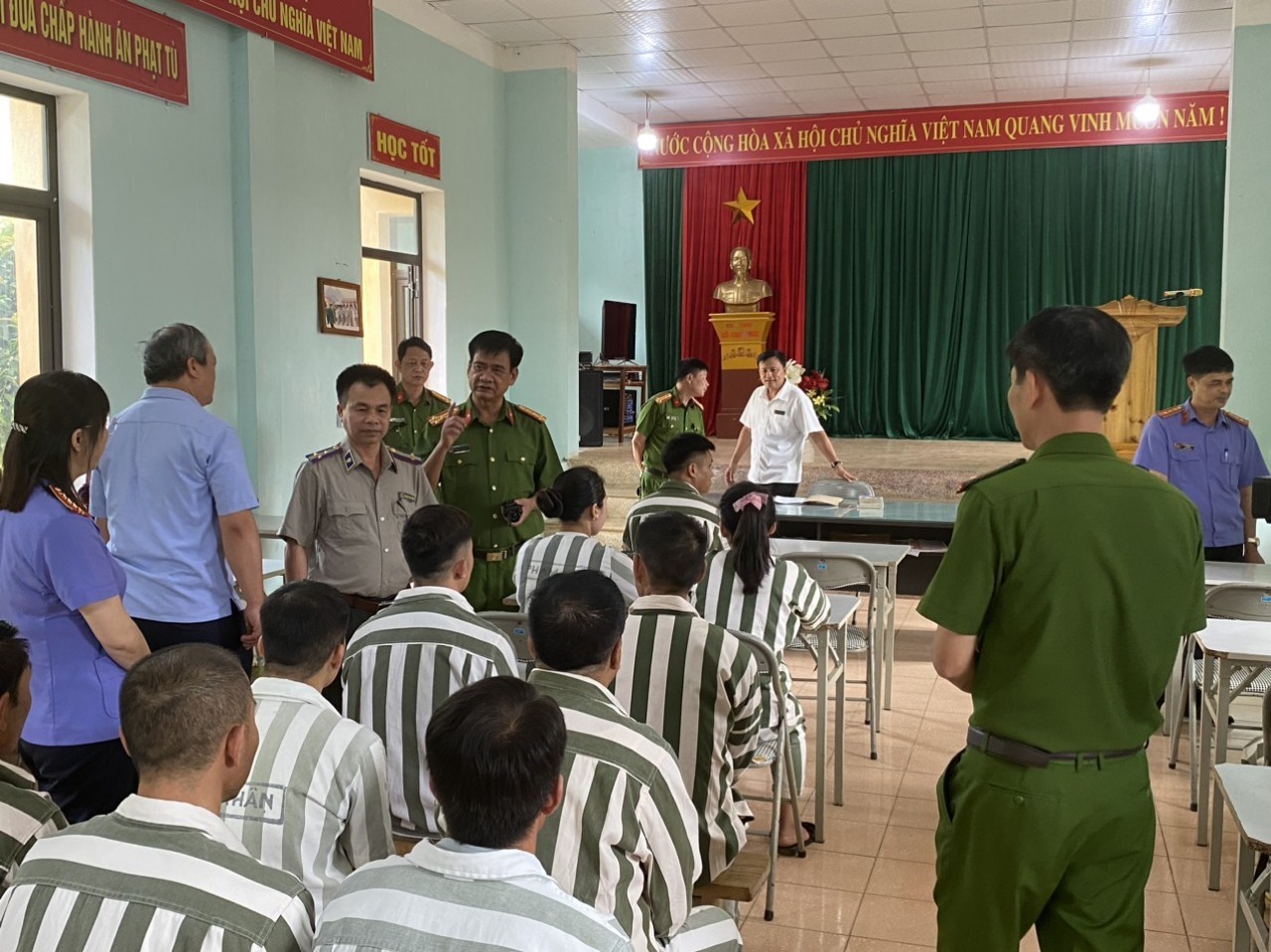 Cục Thi hành án dân sự tỉnh  phối hợp với Viện kiểm sát nhân nhân tỉnh, Công an tỉnh Lai Châu tổ chức tuyên truyền, phổ biến giáo dục pháp luật cho các phạm nhân đang chấp hành án phạt tù tại Trại tạm giam Công an tỉnh Lai Châu