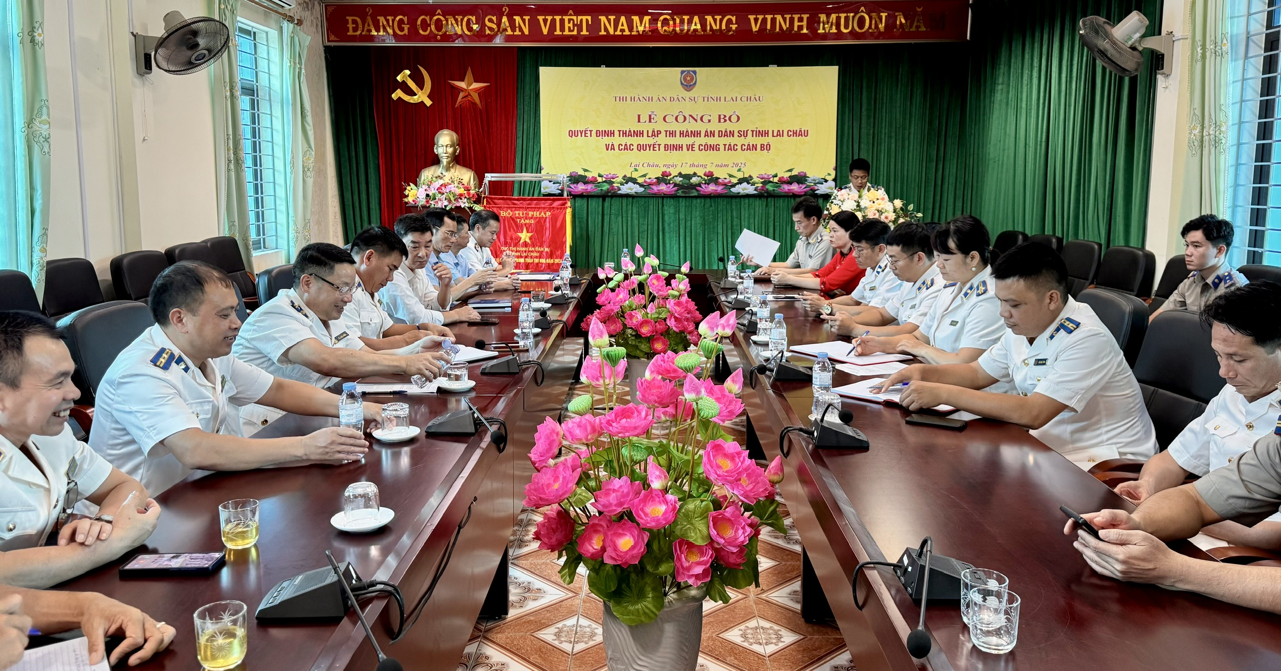 Thi hành án dân sự tỉnh Lai Châu tổ chức buổi Toạ đàm kỷ niệm 79 năm ngày Truyền thống Thi hành án dân sự (19/7/1946-19/7/2025) và Công bố Quyết định thành lập Thi hành án dân sự tỉnh Lai Châu, trao các Quyết định về công tác cán bộ.