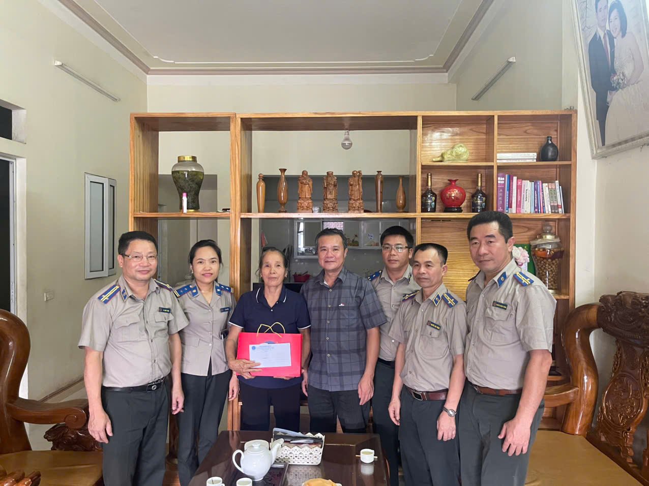 Thi hành án dân sự tỉnh Lai Châu thăm hỏi, tặng quà nhân dịp kỷ niệm  78 năm Ngày Thương binh-Liệt sĩ (27/7/1947 - 27/7/2025)