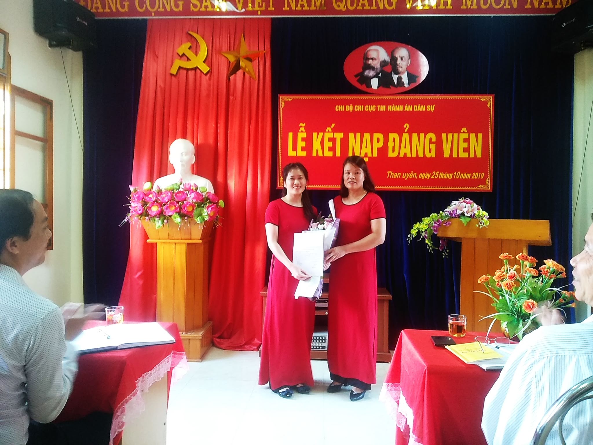 CHI CỤC THADS HUYỆN THAN UYÊN TỔ CHỨC LỄ KẾT NẠP ĐẢNG VIÊN MỚI NĂM 2019