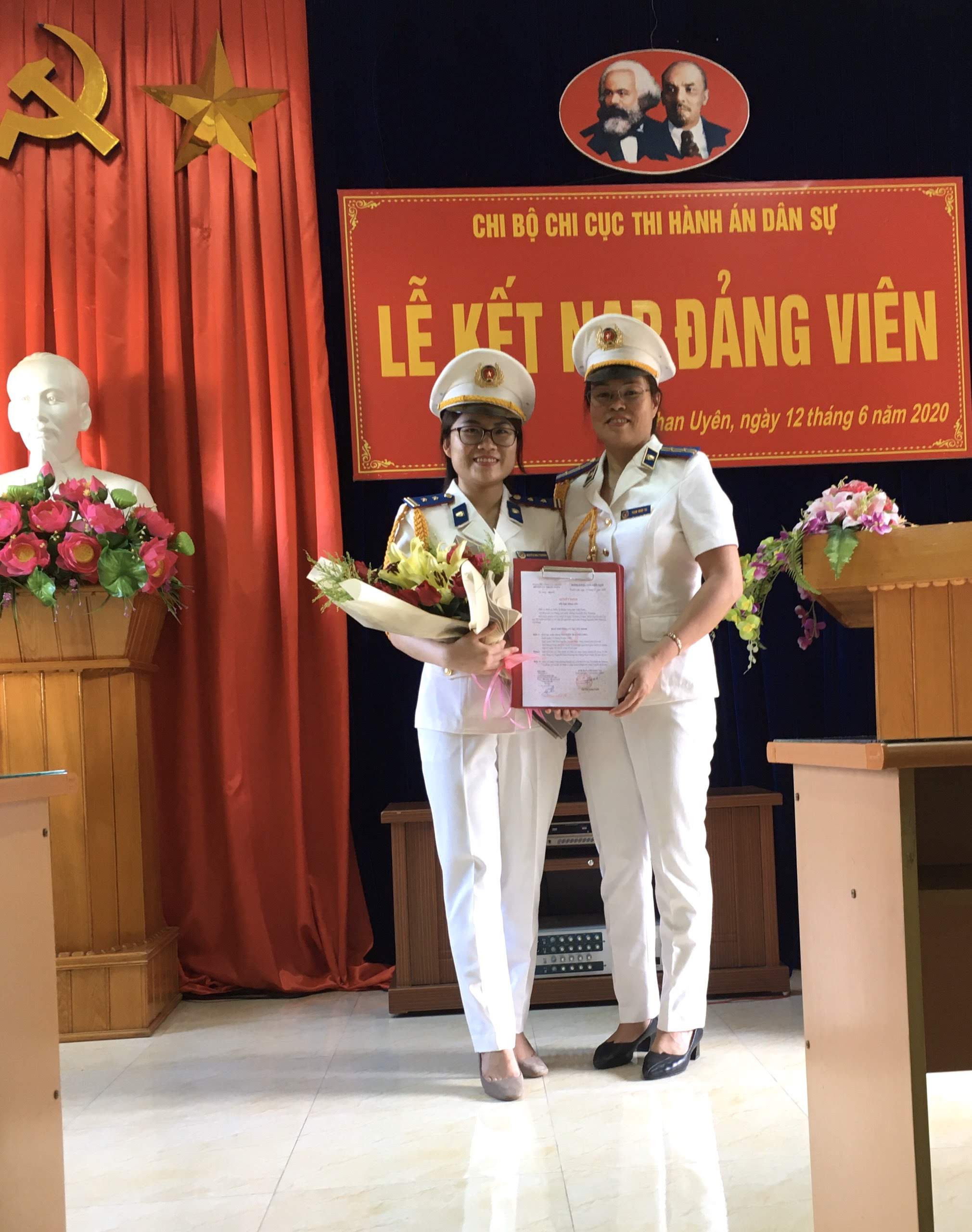 CHI CỤC THADS HUYỆN THAN UYÊN TỔ CHỨC LỄ KẾT NẠP ĐẢNG VIÊN MỚI NĂM 2020