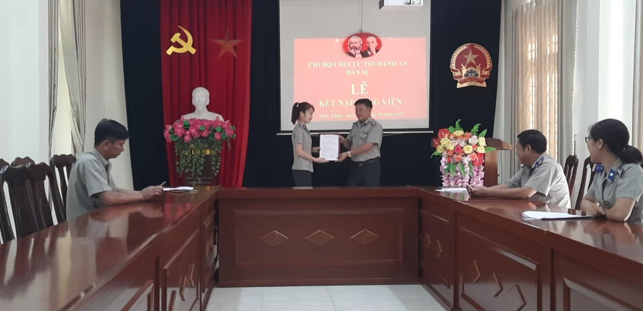 CHI CỤC THI HÀNH ÁN DÂN SỰ HUYỆN NẬM NHÙN TỔ CHỨC KẾT NẠP ĐẢNG VIÊN MỚI