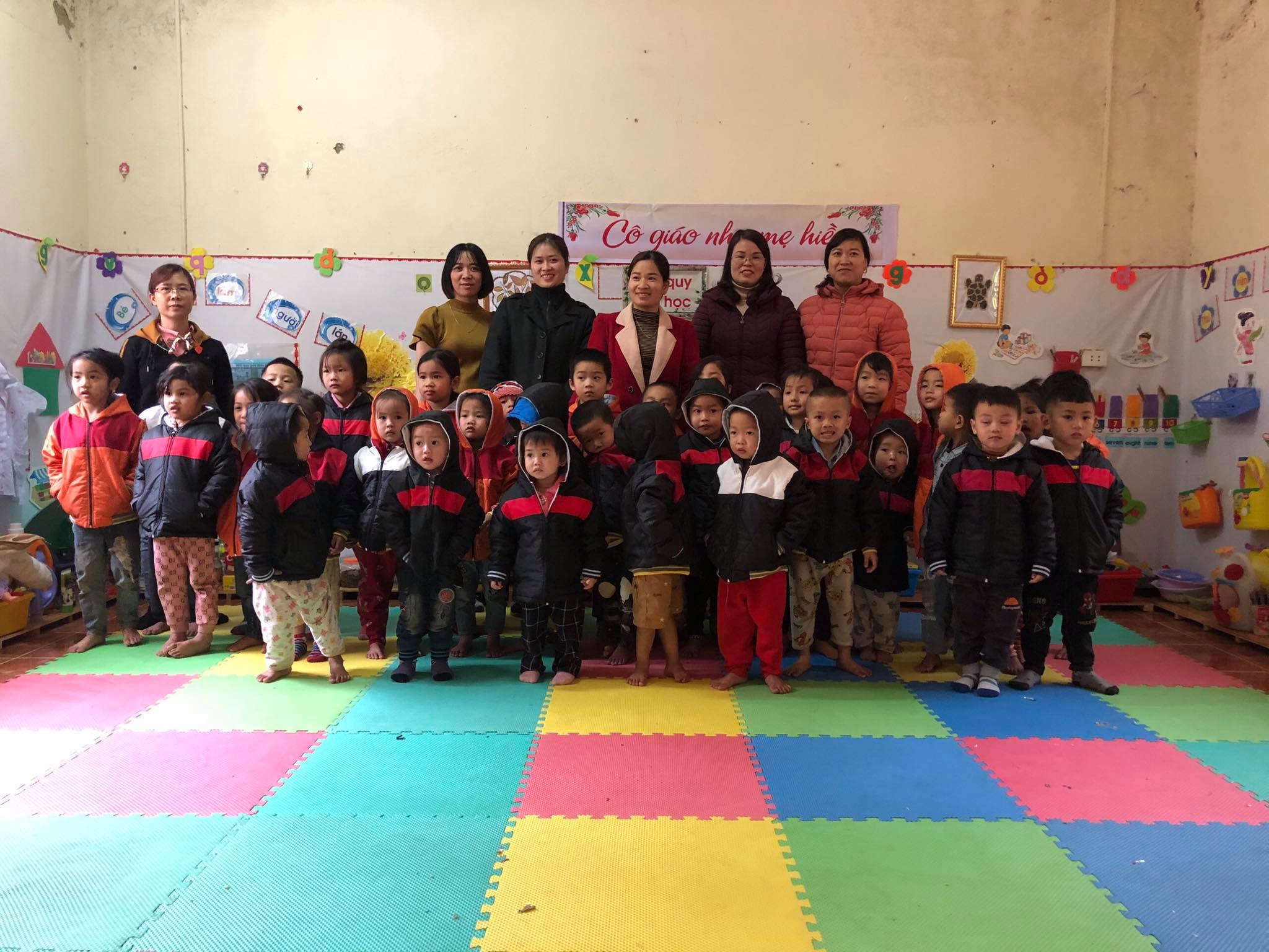 Chi cục Thi hành án dân sự huyện Than Uyên phối hợp với Công đoàn cơ sở tặng quà cho học sinh nghèo